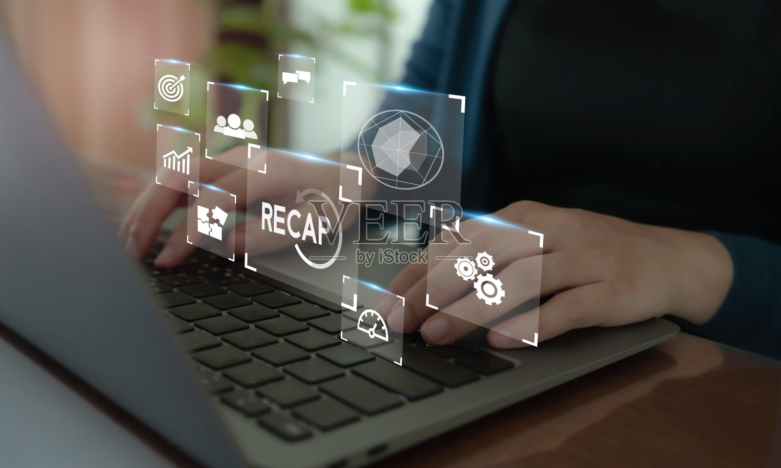 概述业务、经济、市场、预算、财务和会议报告的概念。计划和发展的业务总结和概述。在电脑上工作,在智能背景上复述单词和图标。照片摄影图片