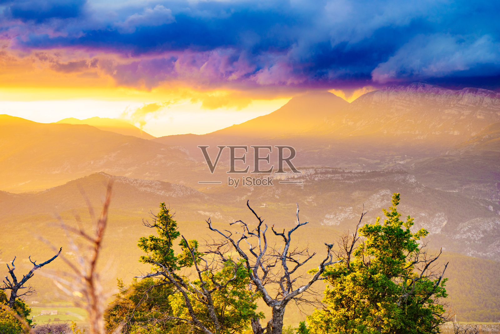 山景城。日落时分的弗登峡谷,法国普罗旺斯。照片摄影图片