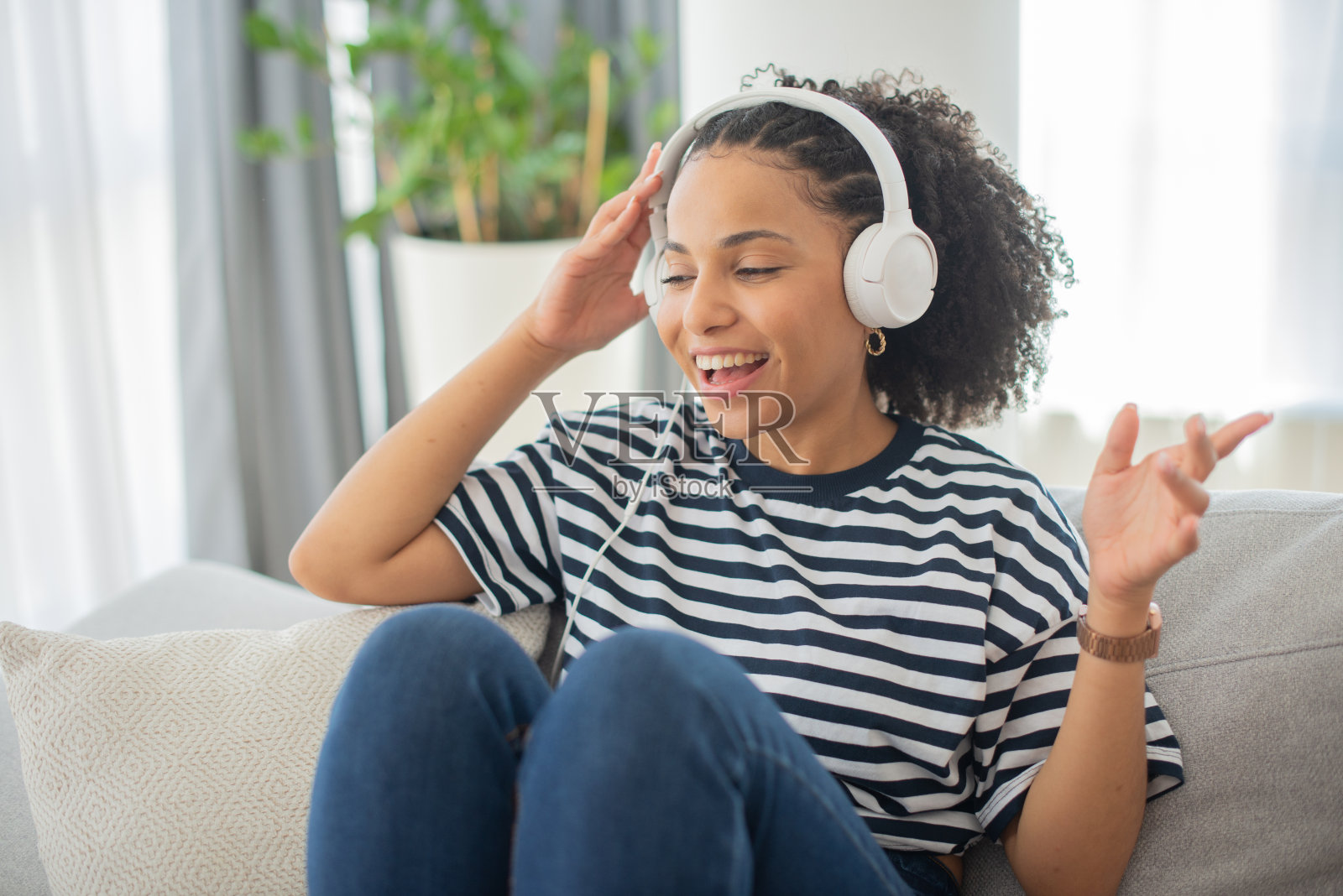 一个兴奋的女孩享受音乐的肖像照片摄影图片