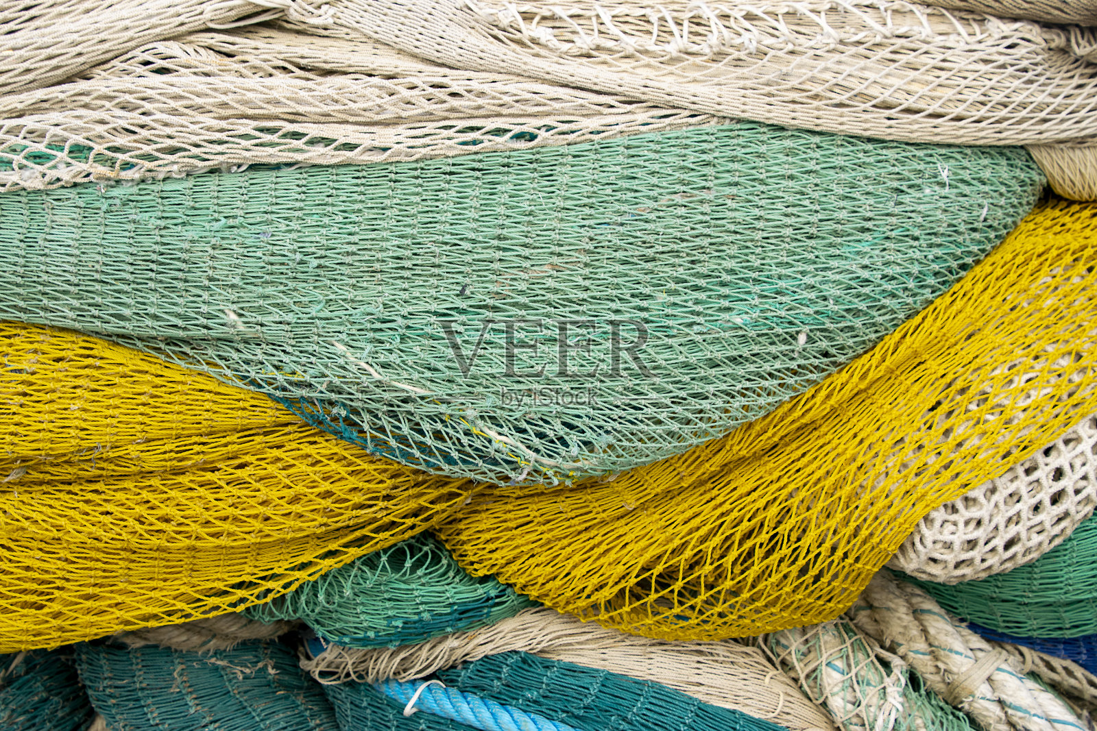 晒在太阳下的渔网照片摄影图片