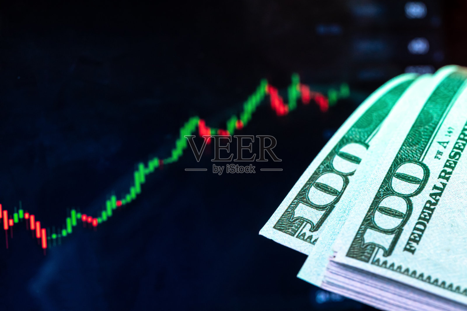 美元放在标有价格图表的显示器前。外汇和交易。照片摄影图片