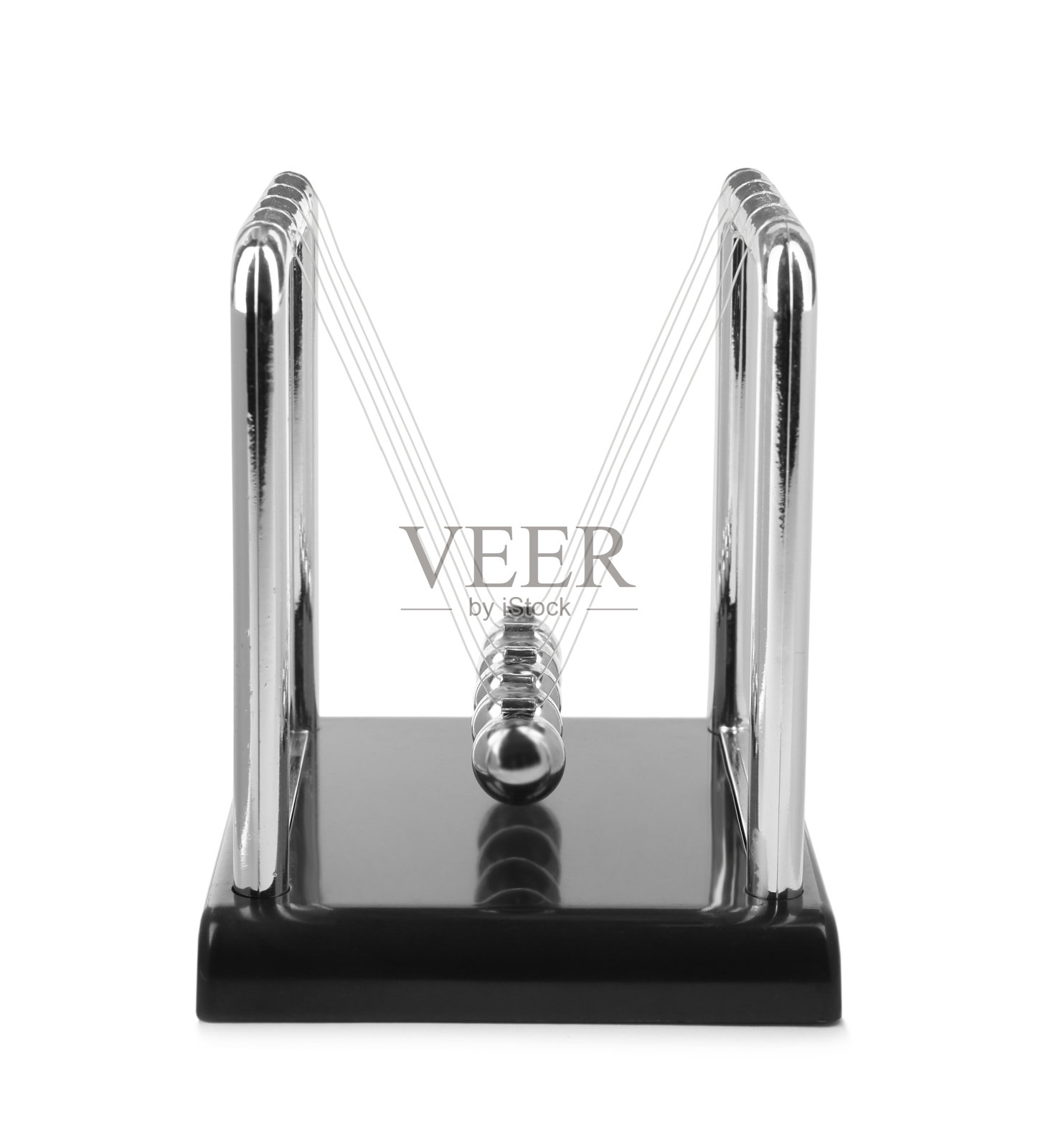 牛顿的摇篮是白色的。能量守恒的物理定律照片摄影图片