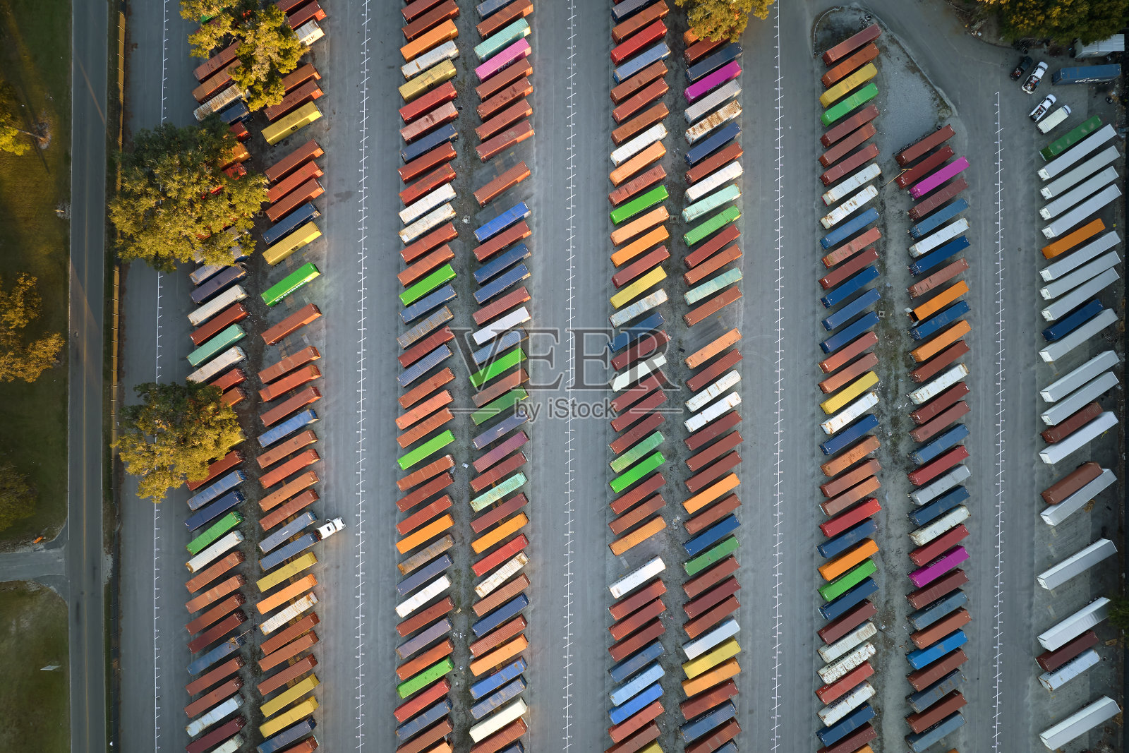 从上面的货物集装箱工业场与许多船照片摄影图片