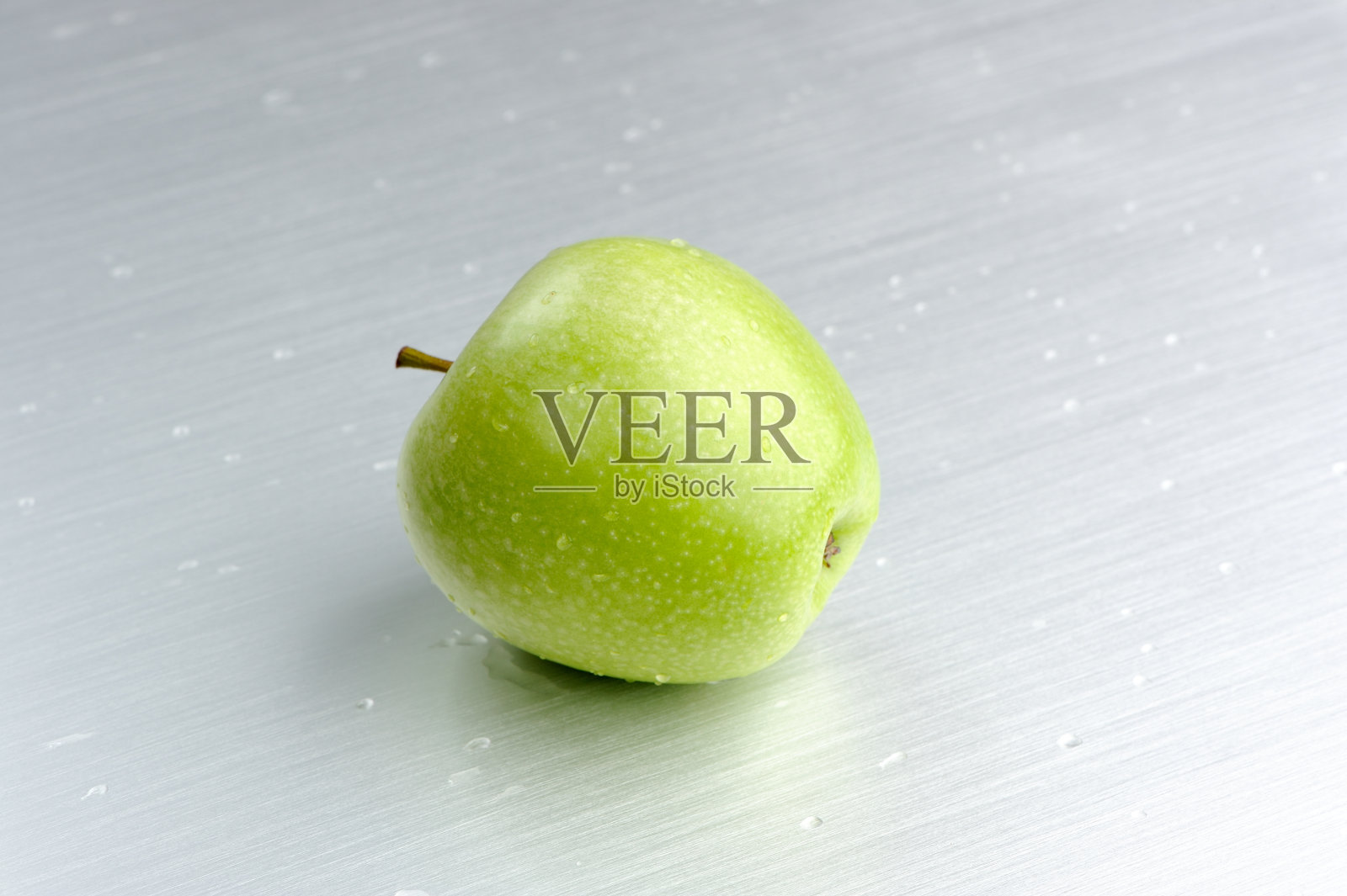 铝背景上的绿苹果照片摄影图片