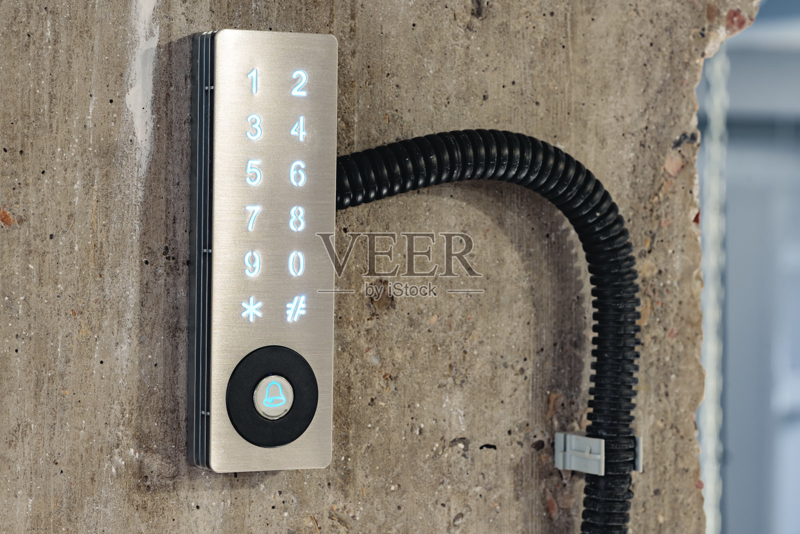 白色办公室墙上的电子数字门锁照片摄影图片