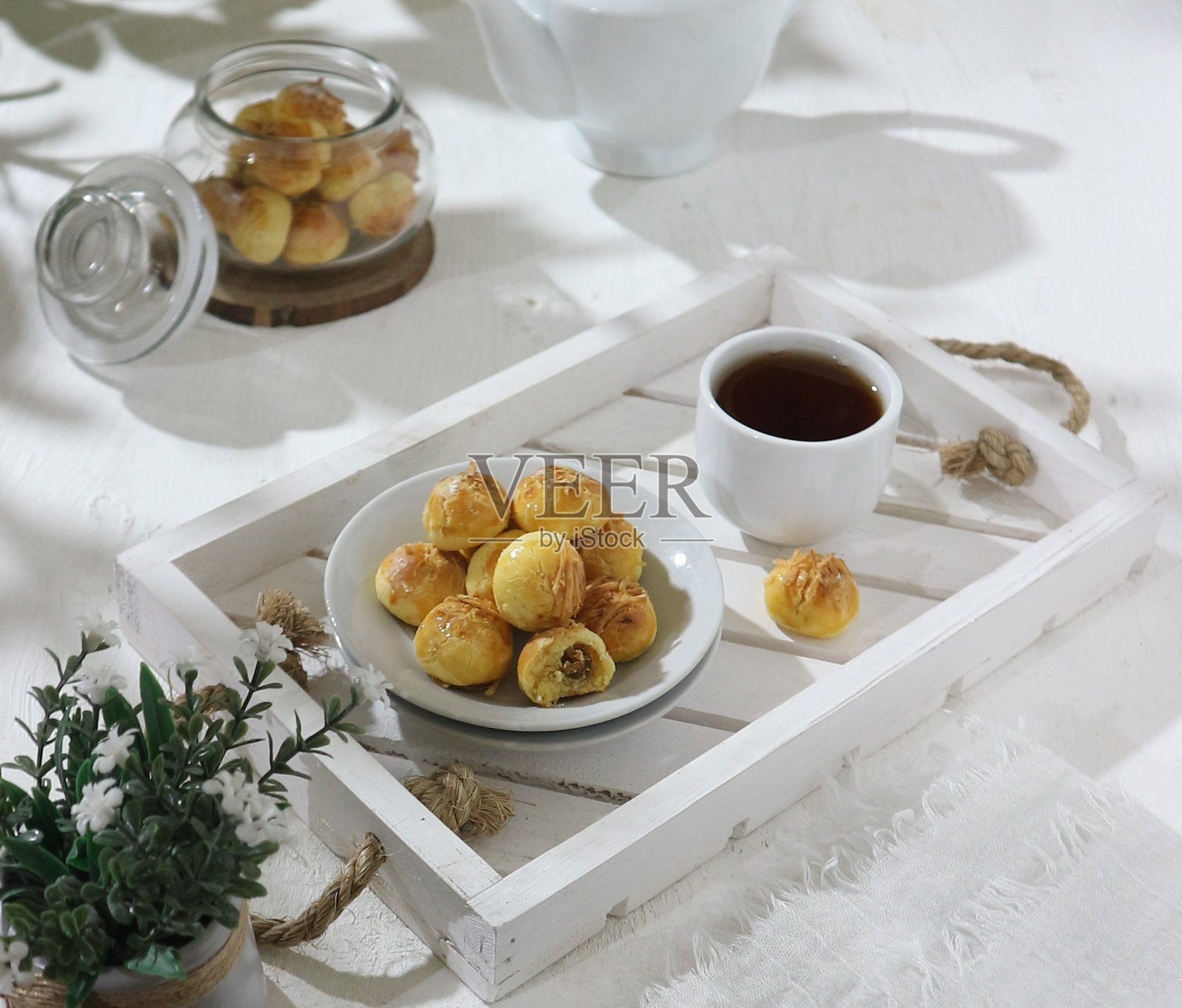 手工饼干和茶放在白色托盘上照片摄影图片