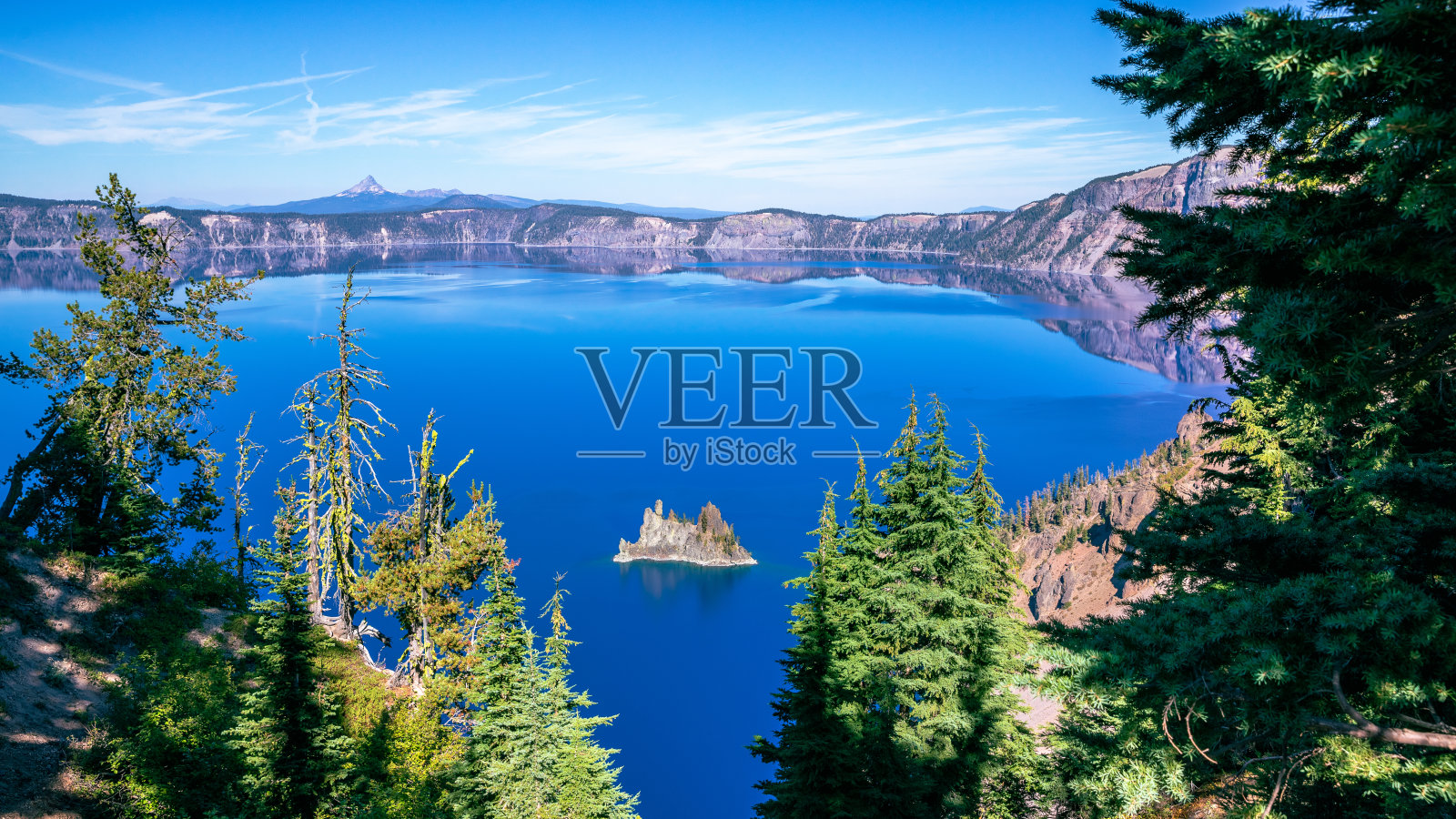 在俄勒冈州的火山口湖国家公园,太阳凹槽的火山口湖朝着幽灵船岛望去照片摄影图片