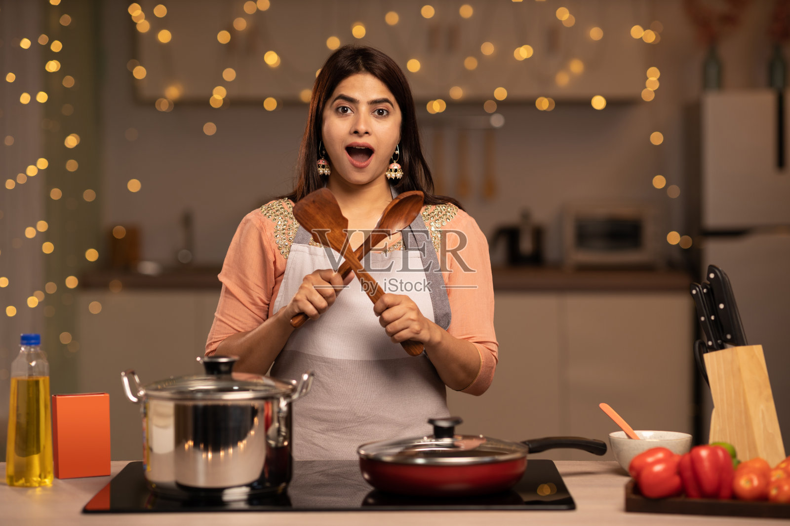 一个年轻女子的肖像烹饪食物在厨房的股票照片照片摄影图片