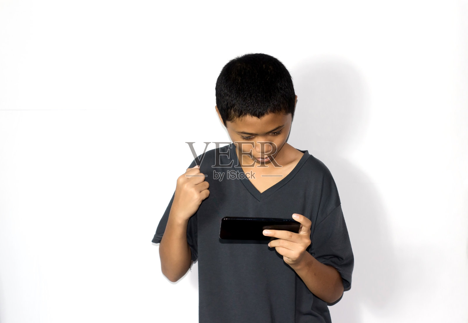 男孩使用孤立的白色背景手机照片摄影图片