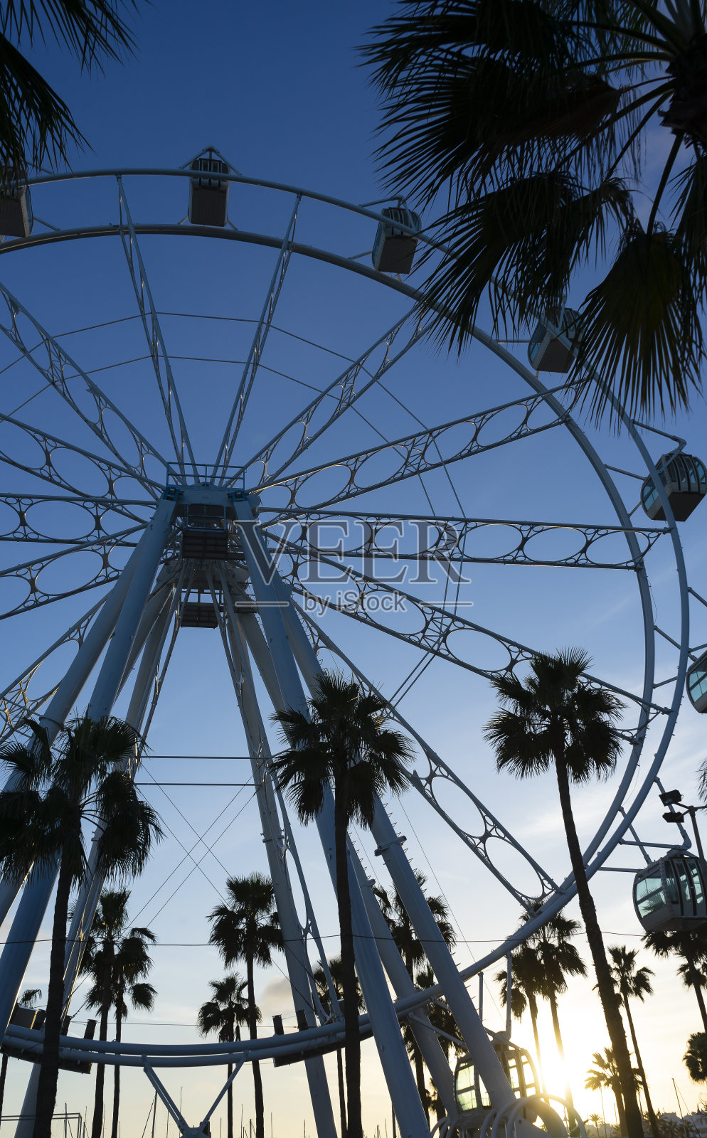 黄昏时分的巨型摩天轮照片摄影图片