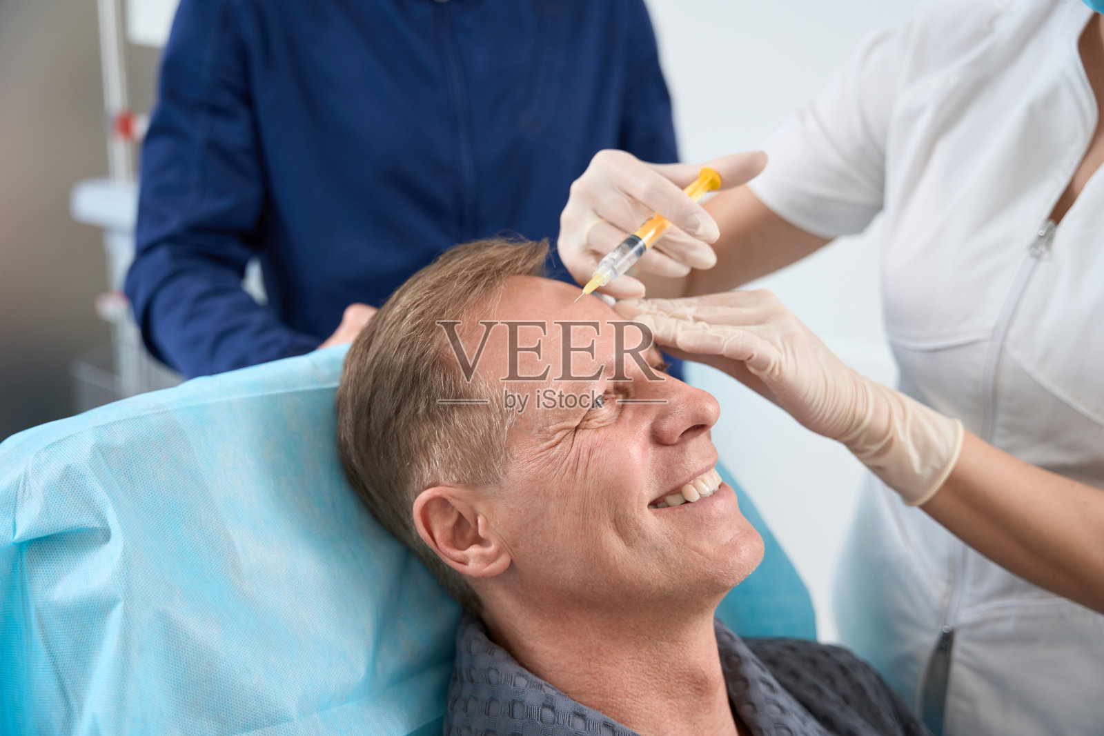 快乐的男人在皮肤嫩肤过程中感觉很棒照片摄影图片