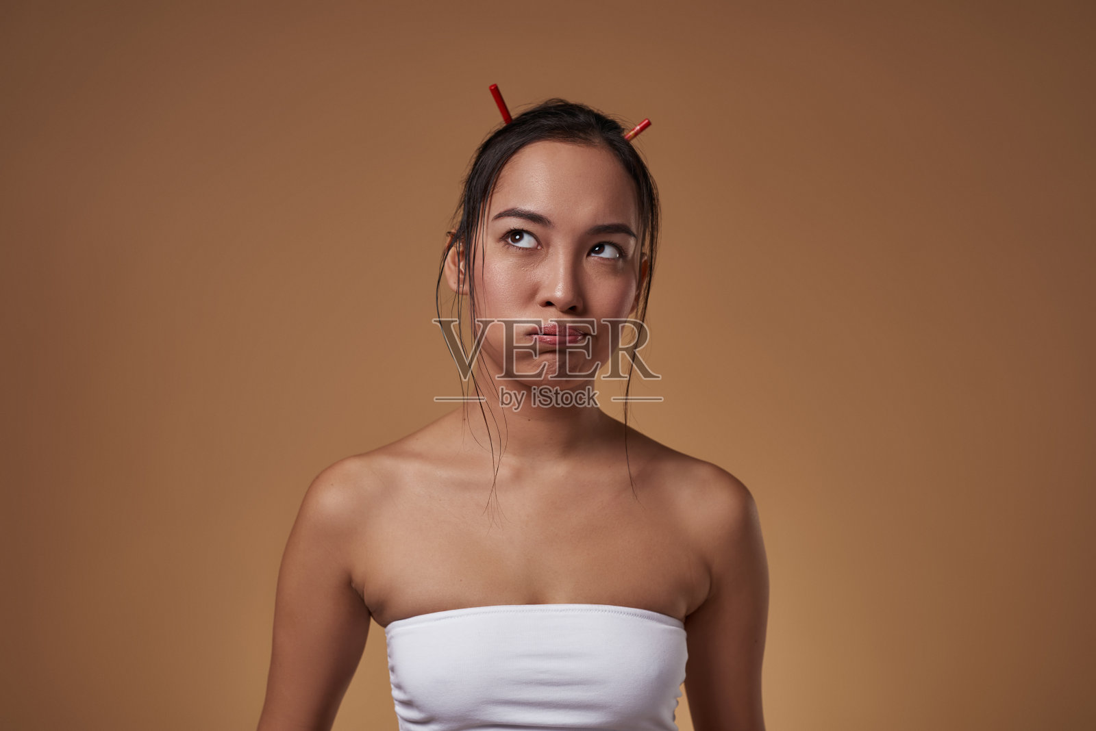 深思熟虑的年轻日本女孩怀疑的脸照片摄影图片