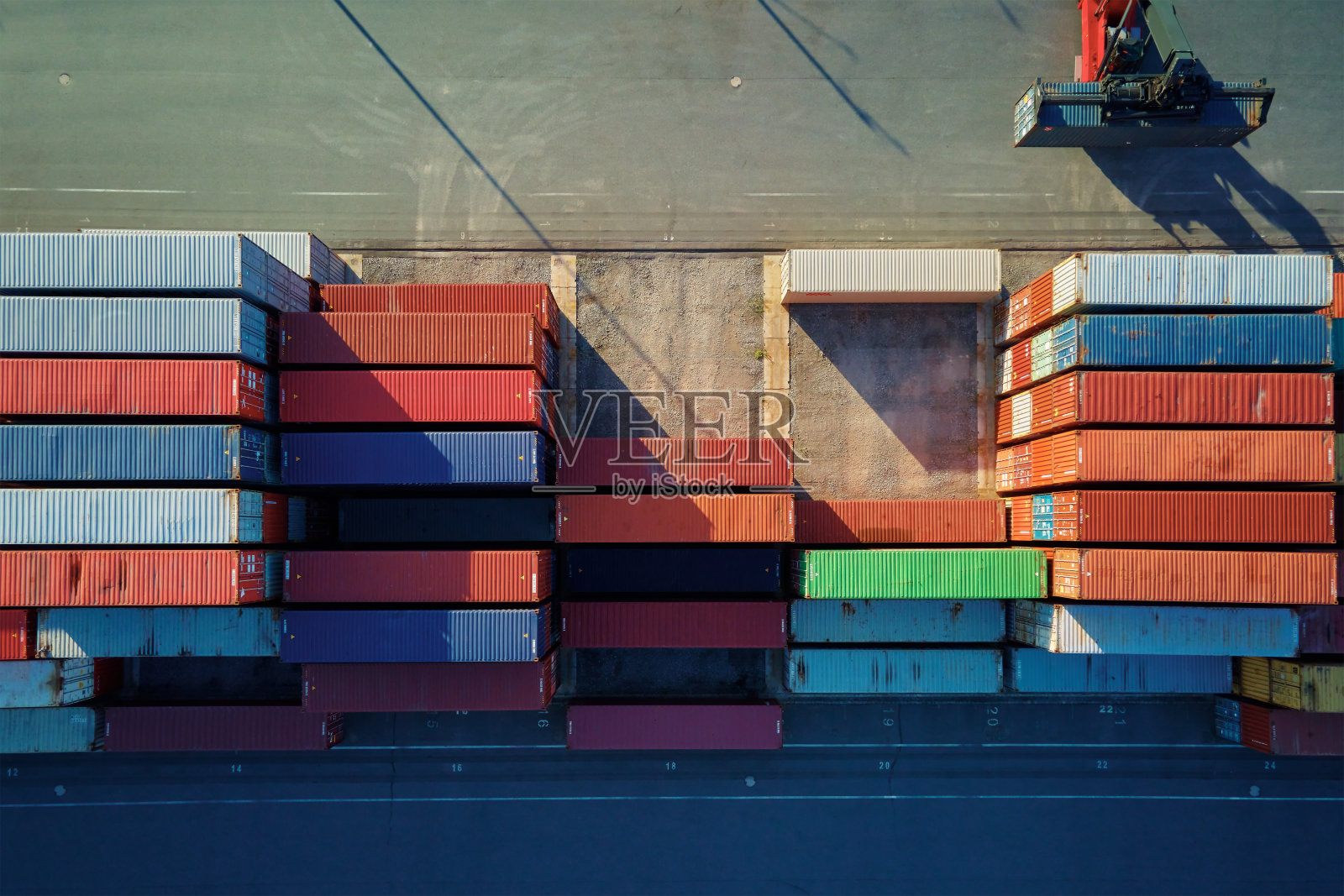 集装箱仓库,鸟瞰图。航运和物流概念照片摄影图片