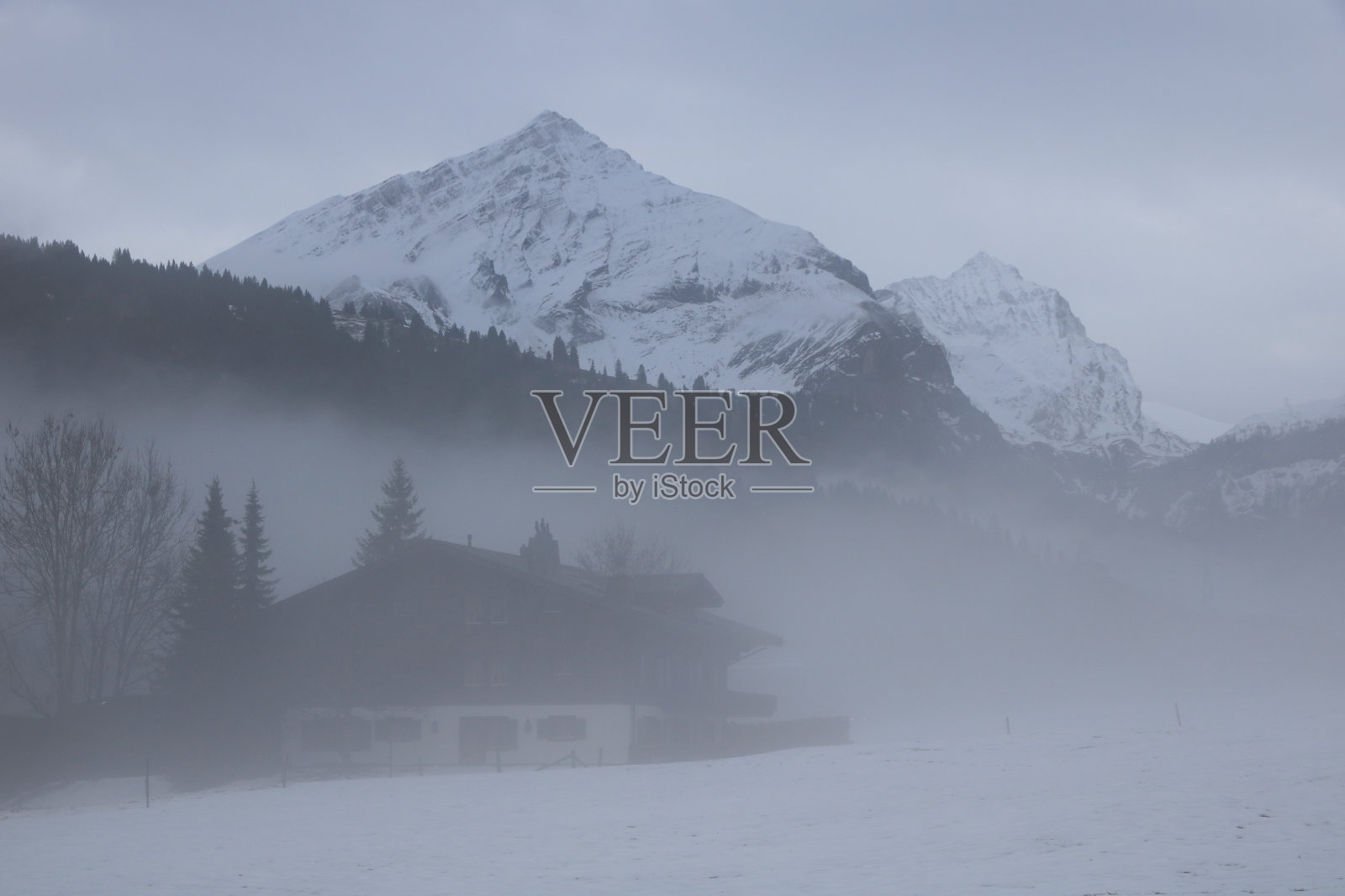 萨南兰山谷朦胧的冬日清晨。照片摄影图片