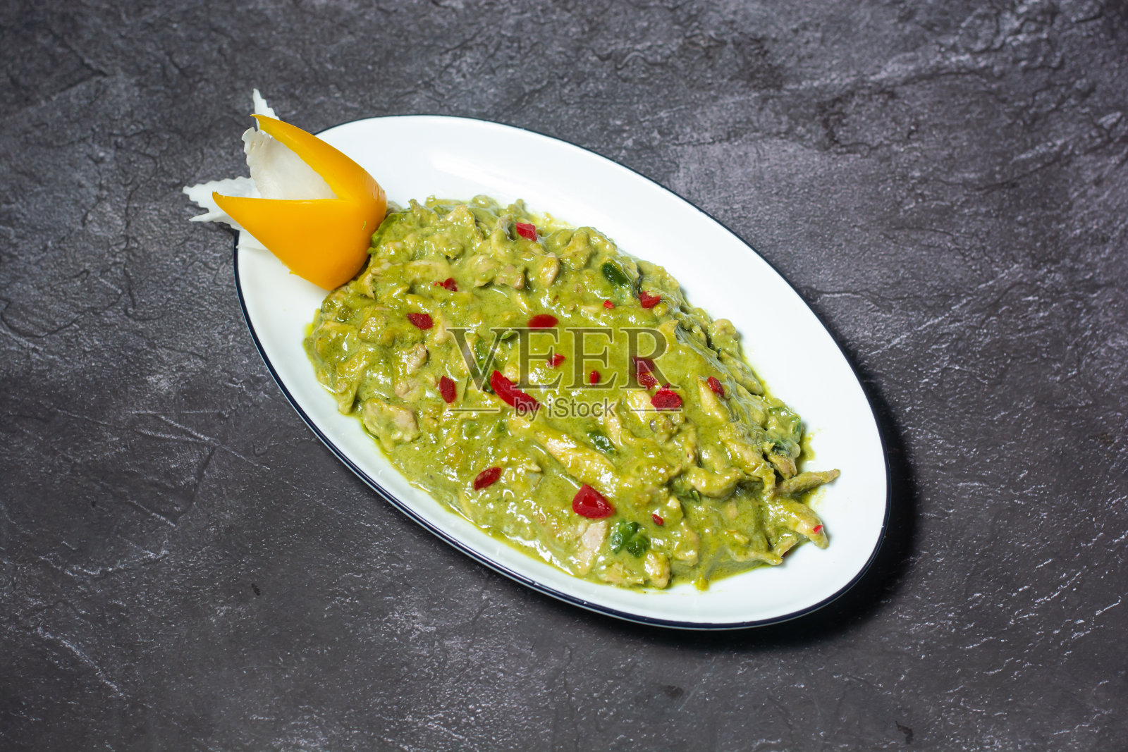 绿色鸡肉咖喱菜孤立在灰色背景的印度和孟加拉国的食物顶部视图照片摄影图片