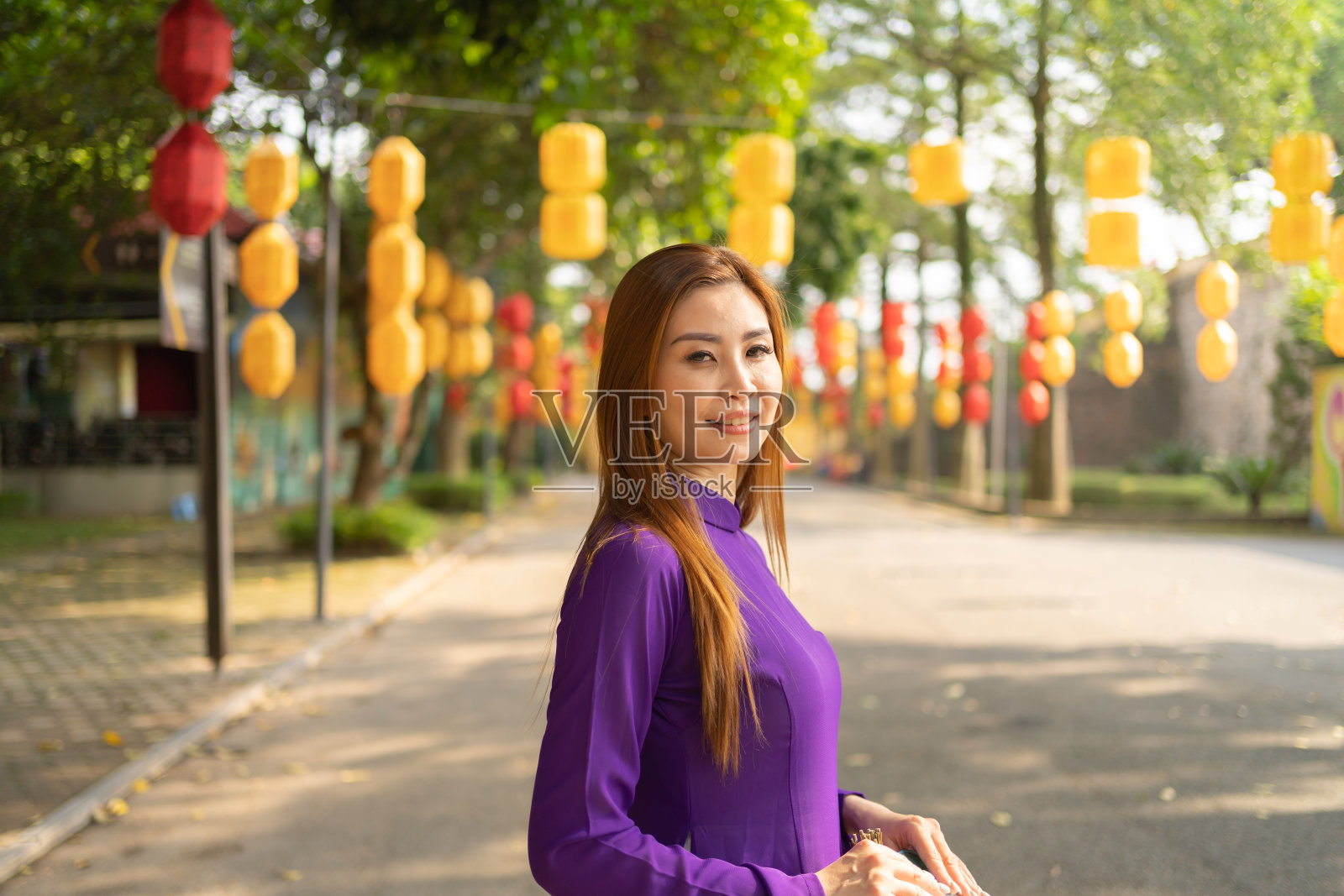 亚洲越南女子女孩的肖像在当地寺庙与灯节旅行在河内城市城镇,越南。人们的生活方式。照片摄影图片