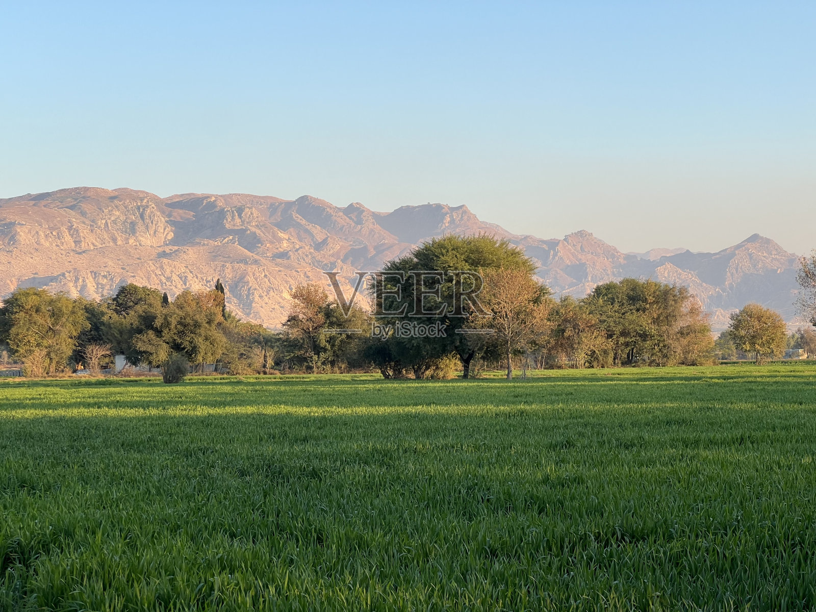 秋天的风景在山林之间照片摄影图片