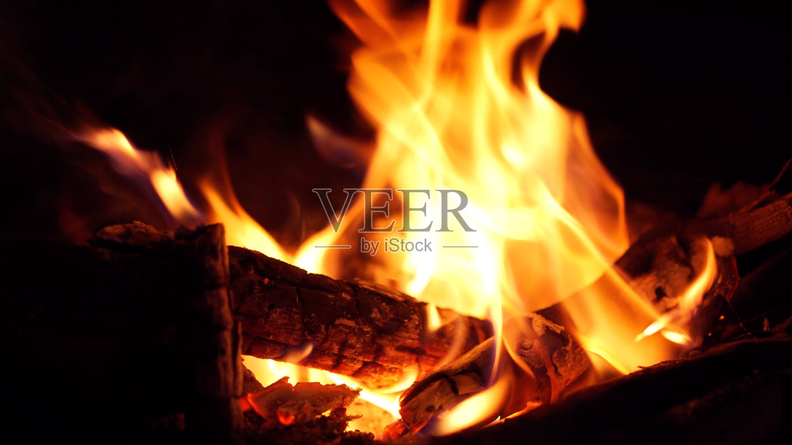 篝火近了。照片摄影图片