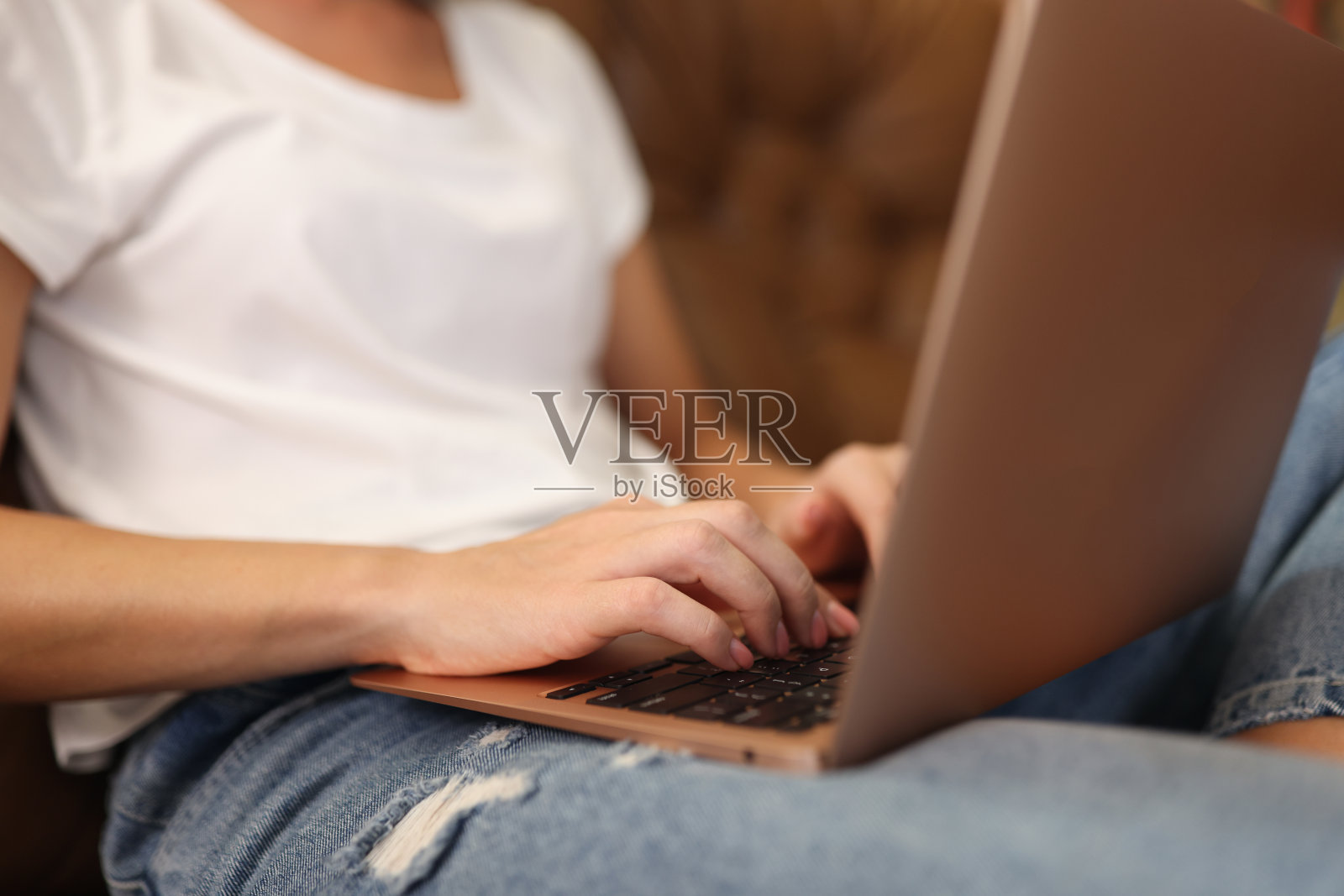 女人在现代笔记本电脑上打字,封面上有贴纸照片摄影图片