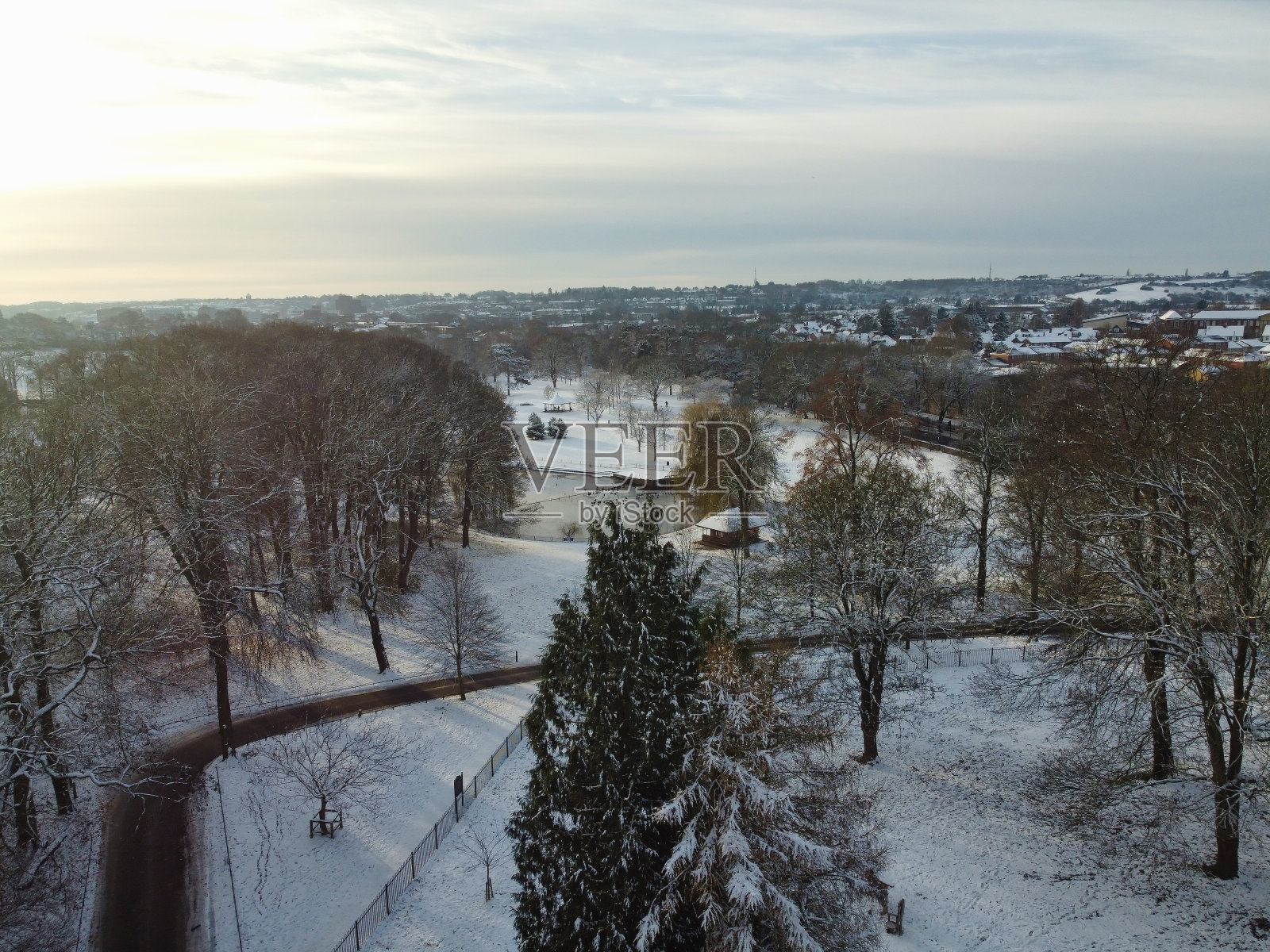 大雪后英格兰卢顿市当地公园的高角度视图照片摄影图片