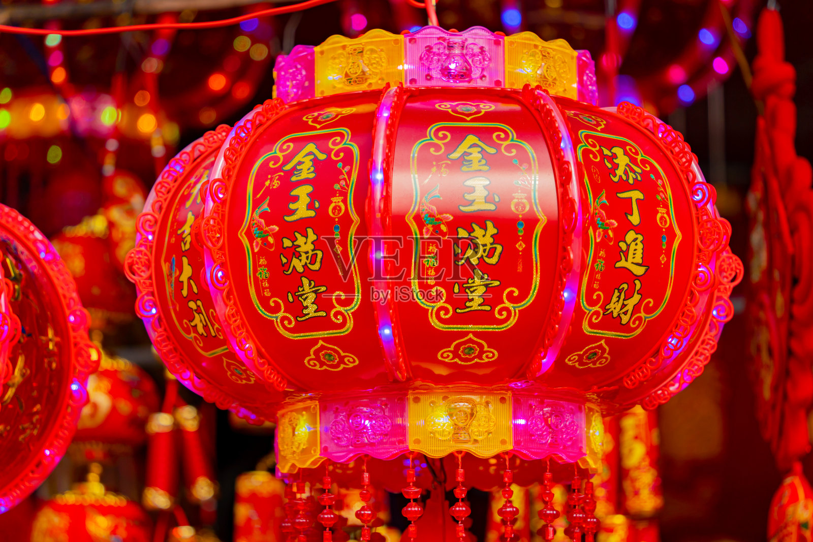 红色中国手电。照片摄影图片