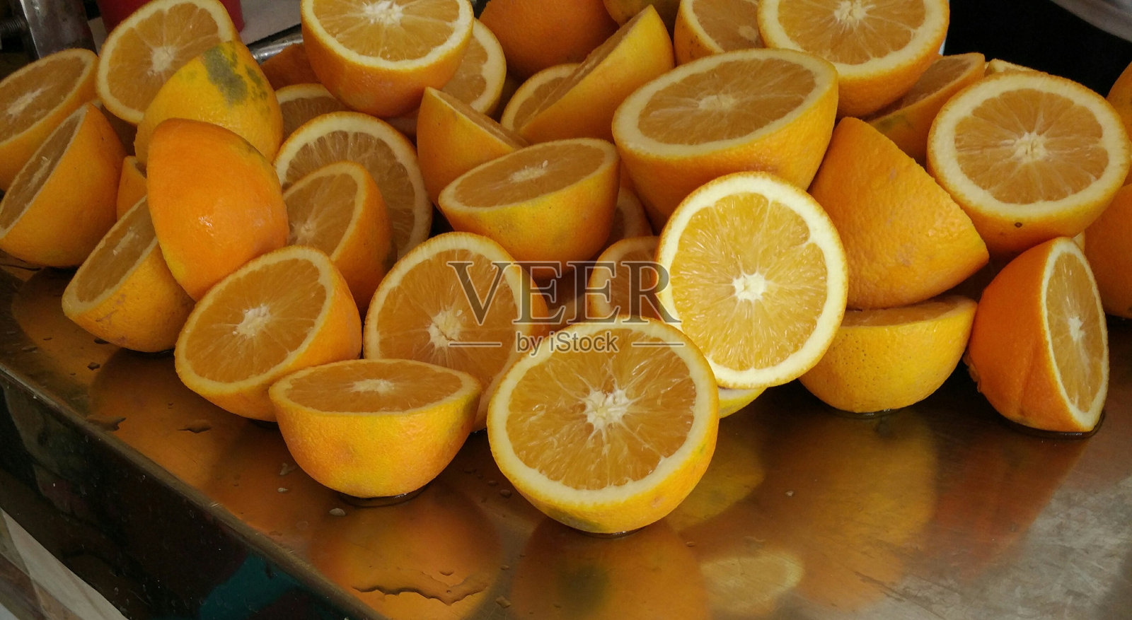 橙子,切成两半,准备在开罗的果汁店榨汁照片摄影图片