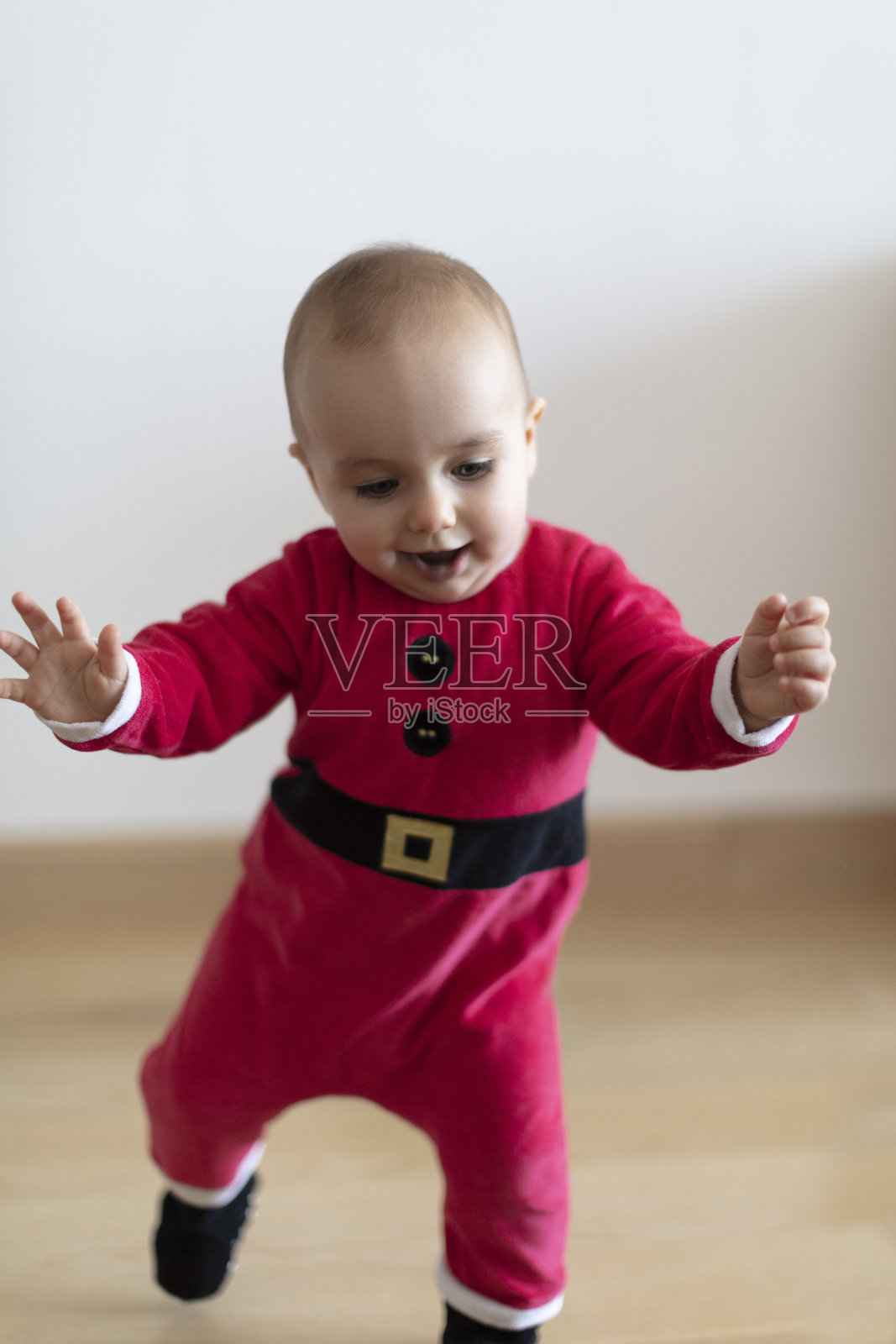 小女孩在圣诞节前学会走路照片摄影图片