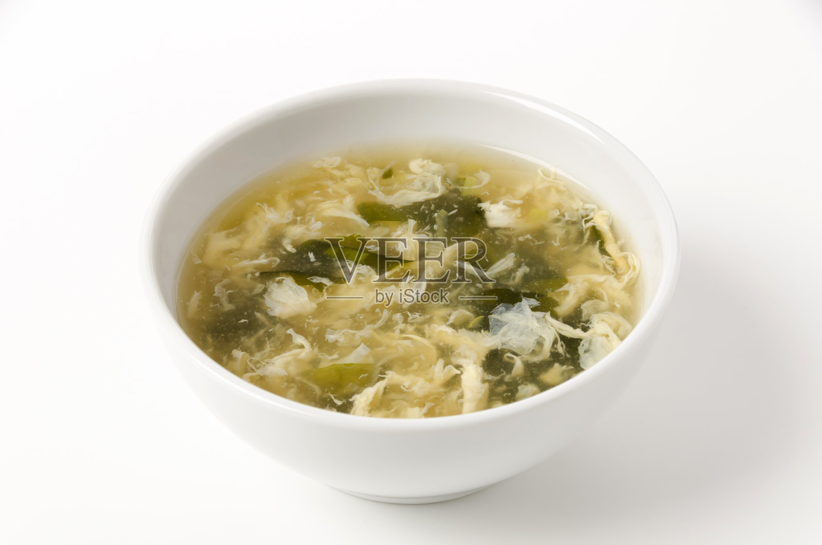 白底白碗裙带菜蛋花汤照片摄影图片