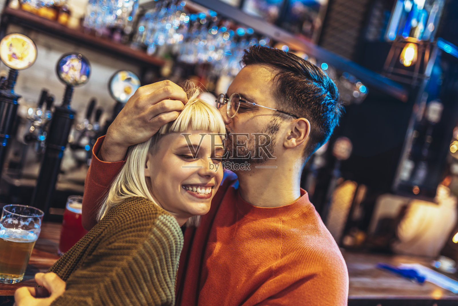 一对美丽的夫妇在咖啡馆有浪漫的时刻的肖像。照片摄影图片