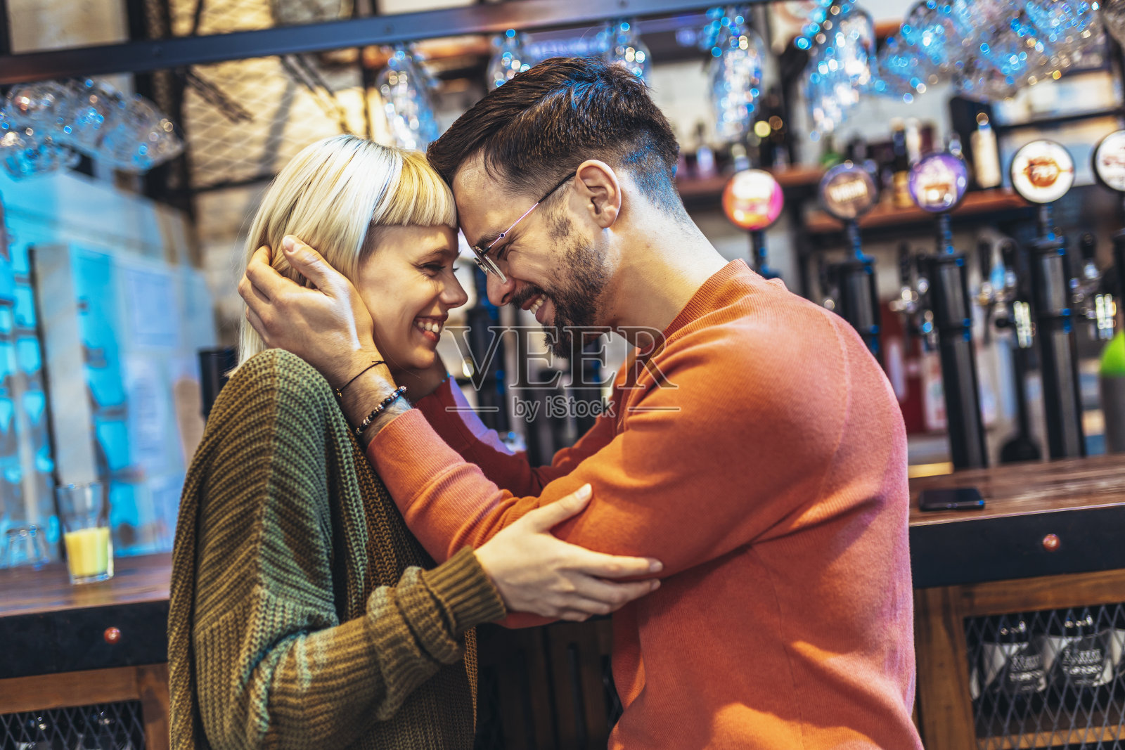 一对美丽的夫妇在咖啡馆有浪漫的时刻的肖像。照片摄影图片