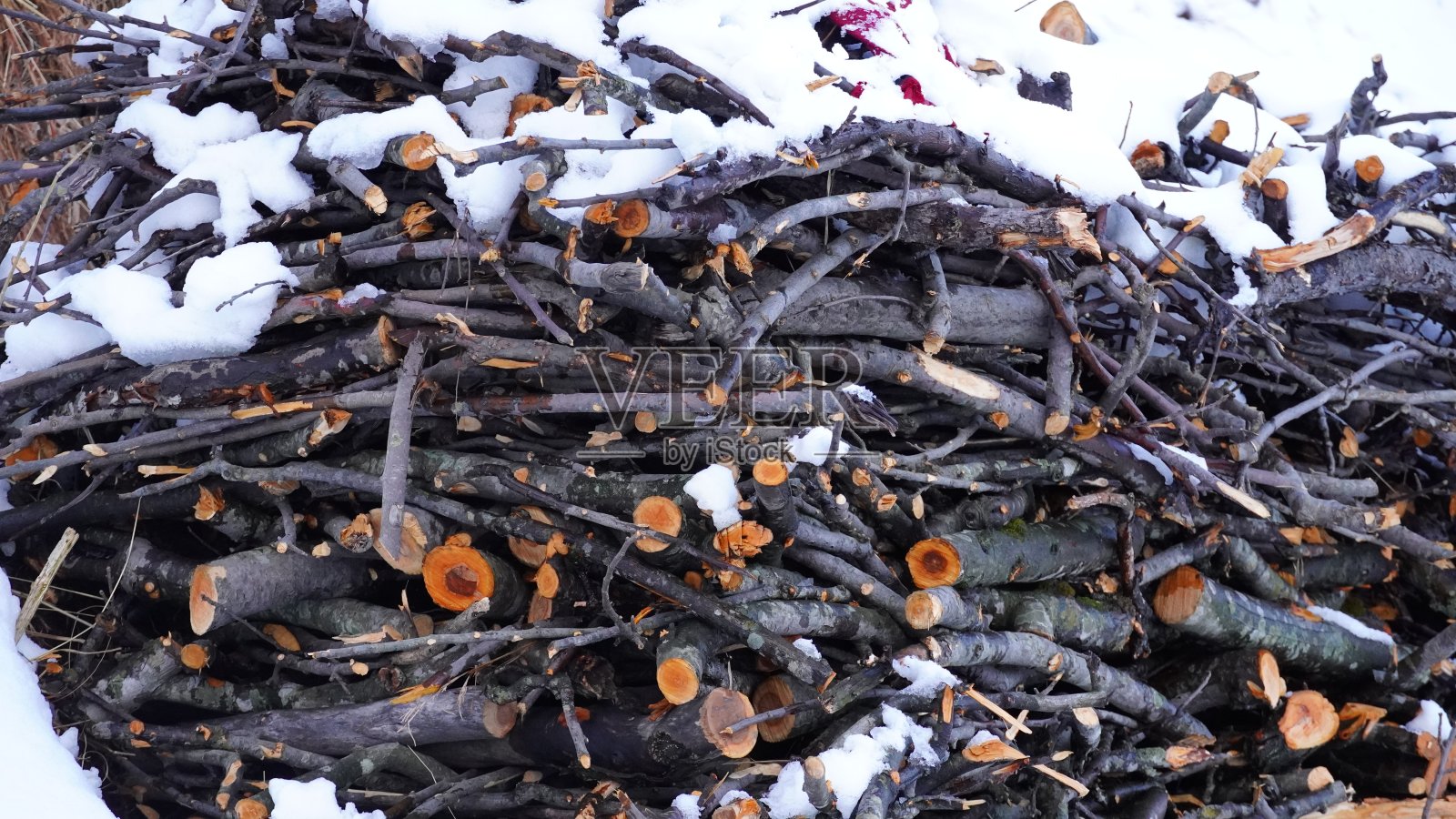 由于下雪,雪花落在木头上照片摄影图片