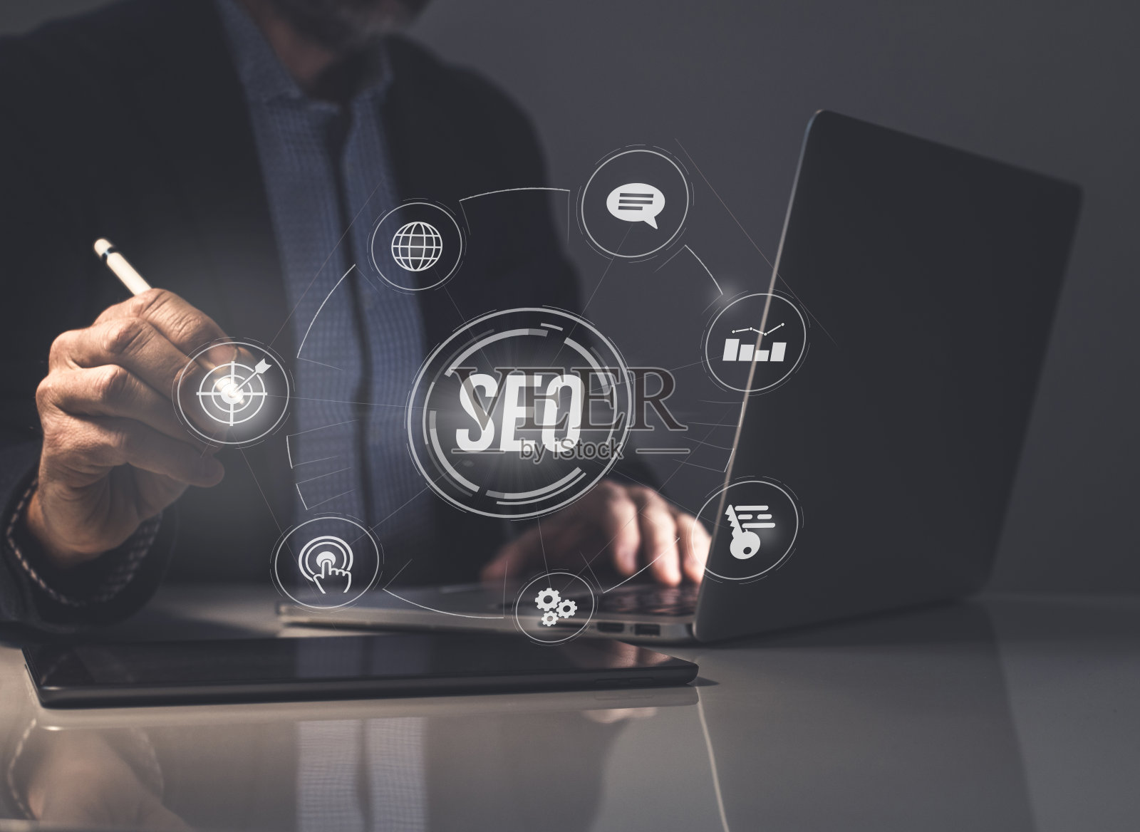 商人从事数字在线新营销业务。SEO搜索引擎优化的概念。照片摄影图片
