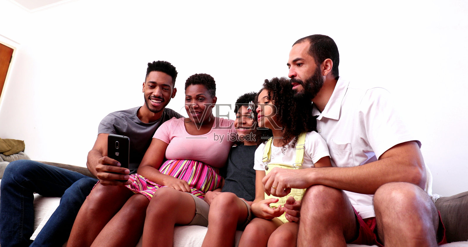 快乐的黑人家庭用智能手机自拍照片摄影图片