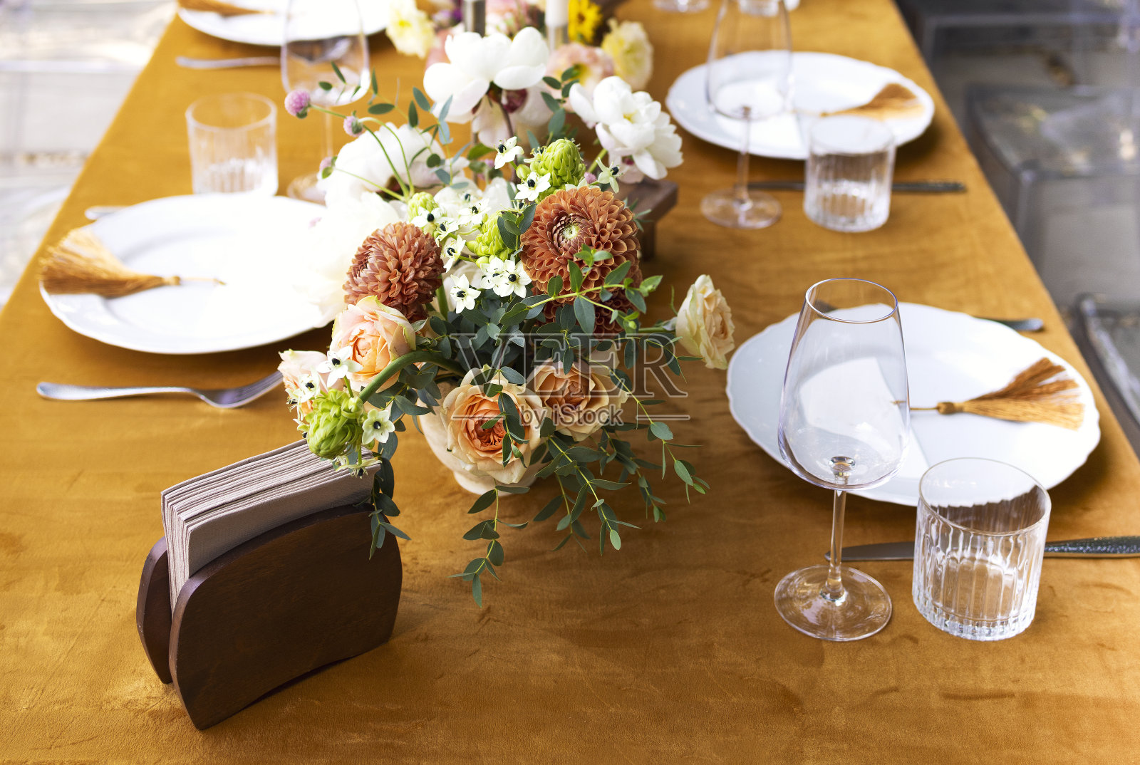 头发和客人用蜡烛装饰的桌子上有餐具和陶器照片摄影图片