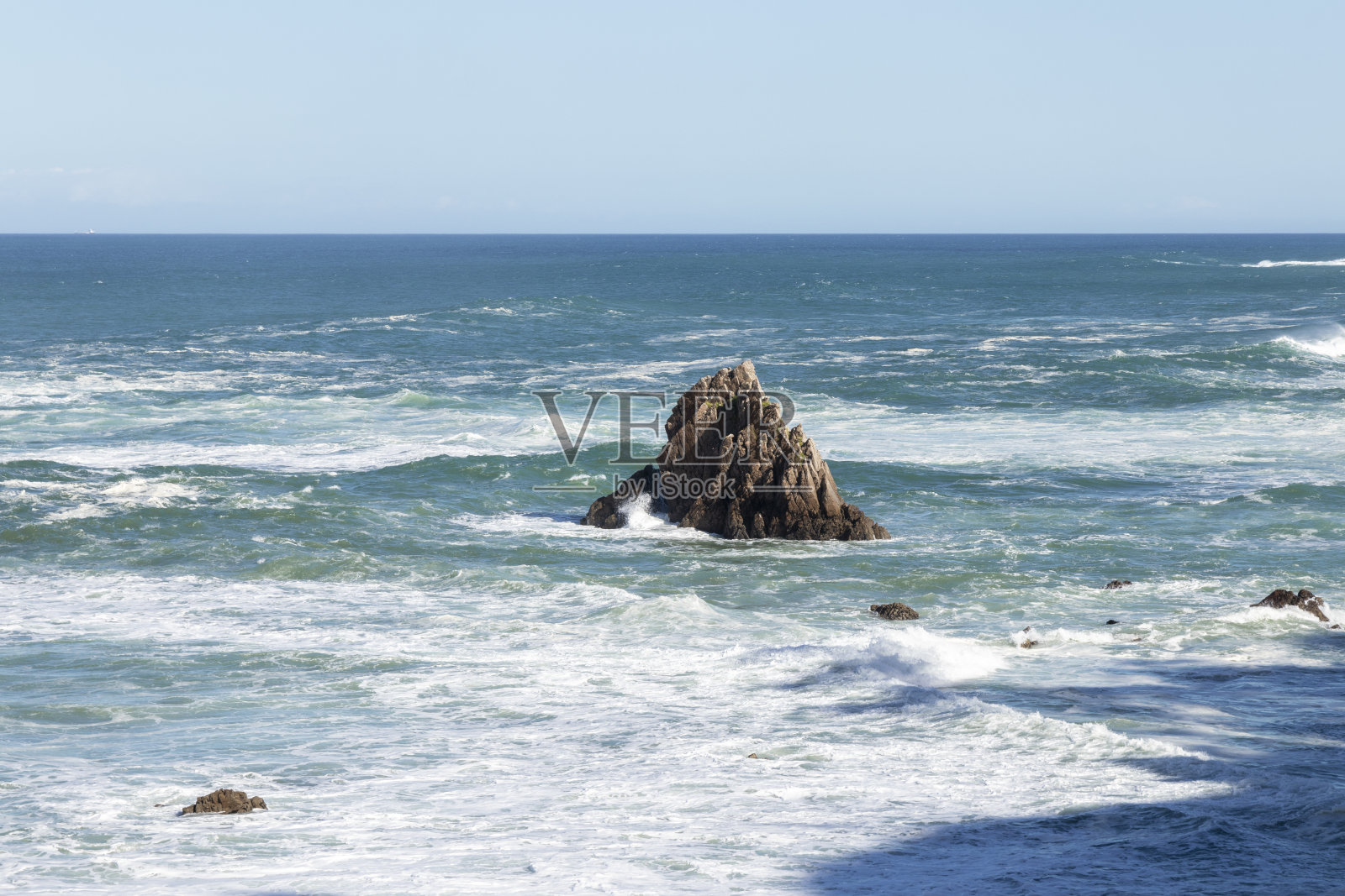 阿斯图里亚海岸,被岩石和旅游水域覆盖照片摄影图片