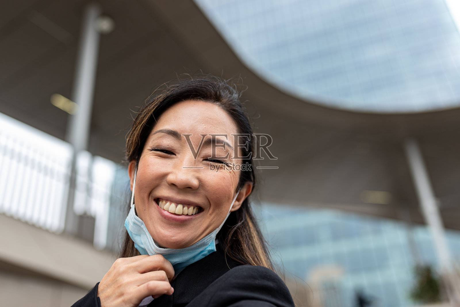 来自中国的成年女游客正在自拍,Covid大流行的旅行限制,全球遏制措施照片摄影图片