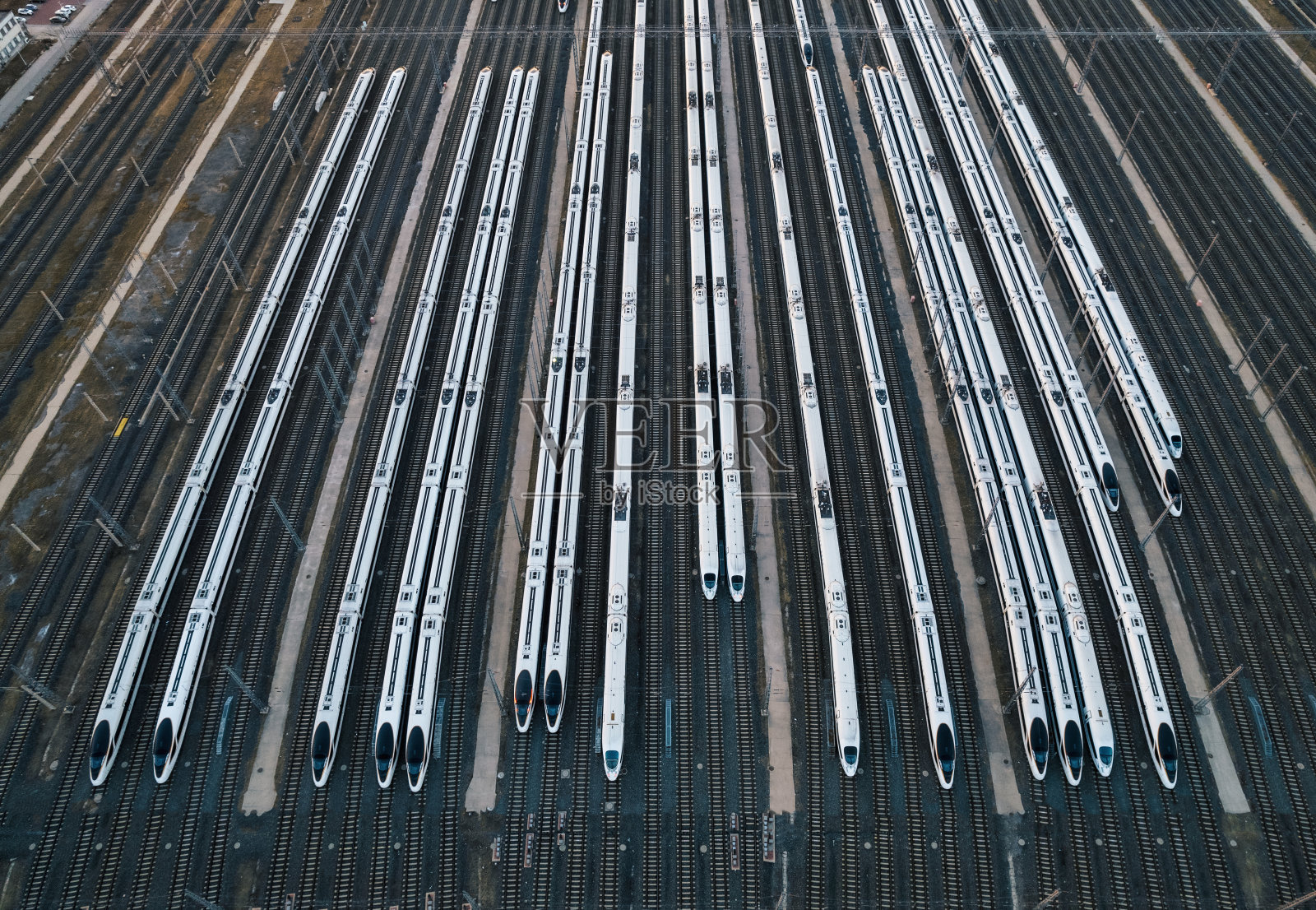 高速列车停在铁路上的航拍照片摄影图片