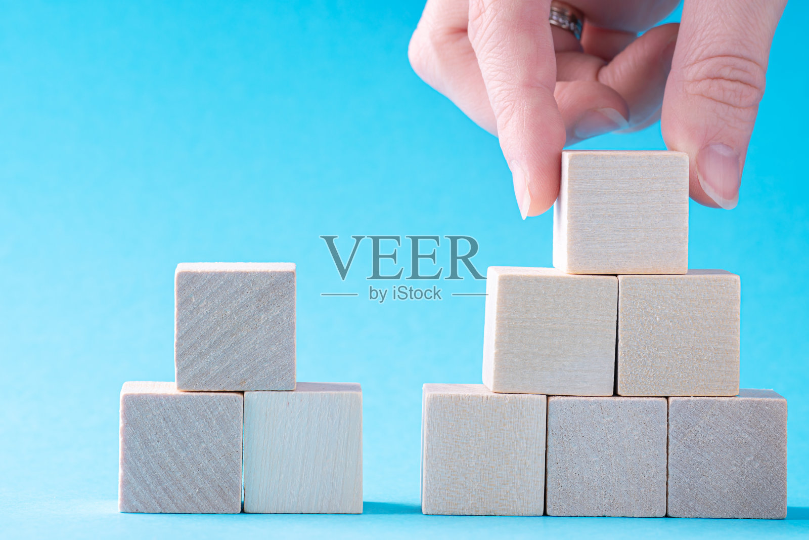 商业决策,职业道路选择或战略。职业机会不平等的概念。成功阶梯概念。照片摄影图片