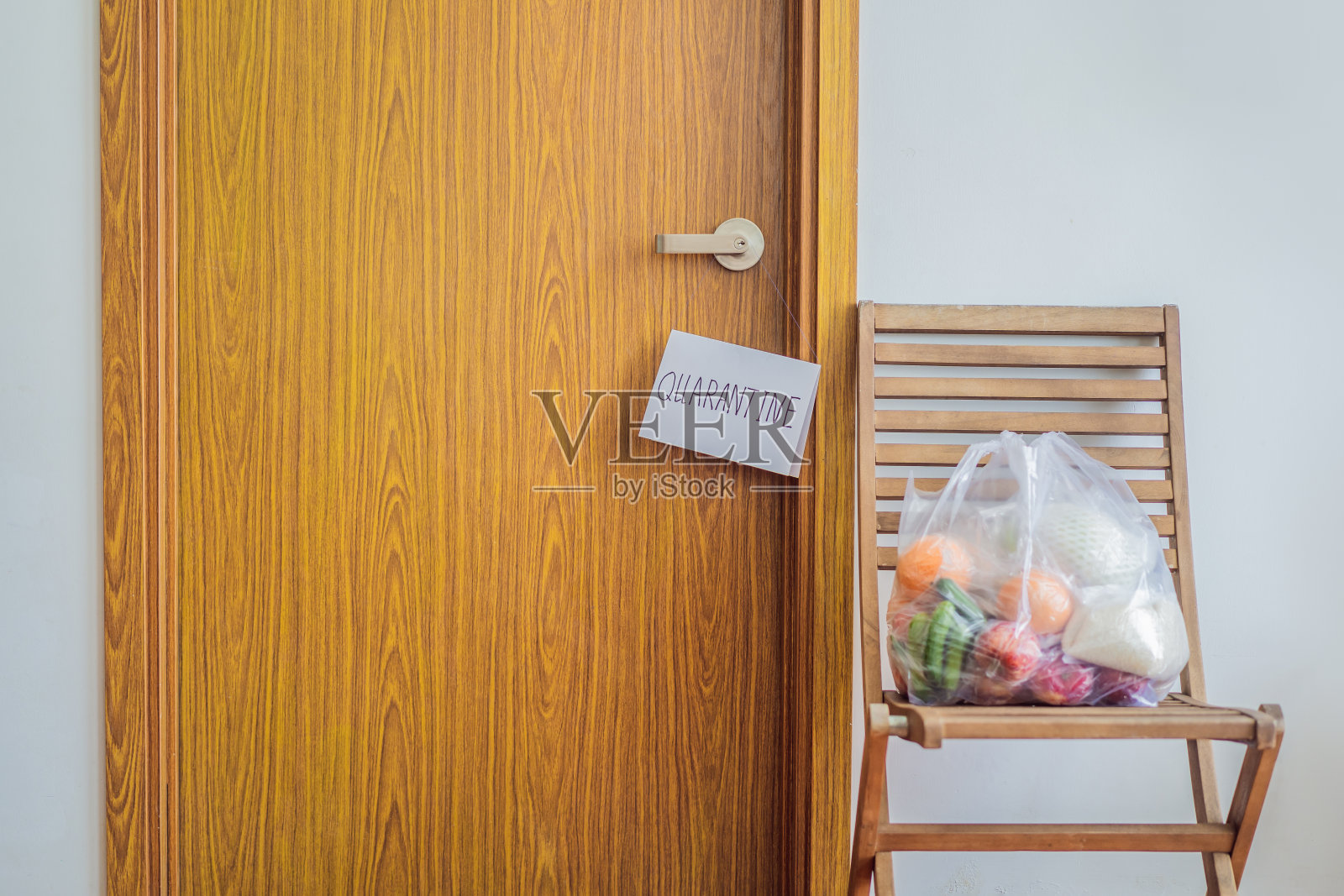 病毒爆发、冠状病毒恐慌和大流行期间的送货上门食品。注意安全冠状病毒covid-19隔离标志在前门,隔离标志在家里照片摄影图片