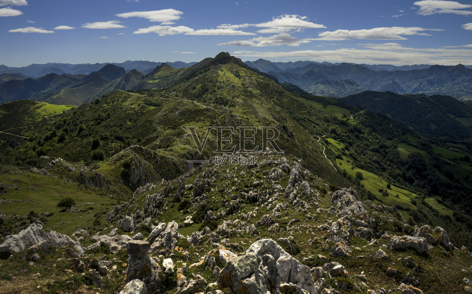 Landscape in the top of Peñamayor in Asturias, Spain照片摄影图片