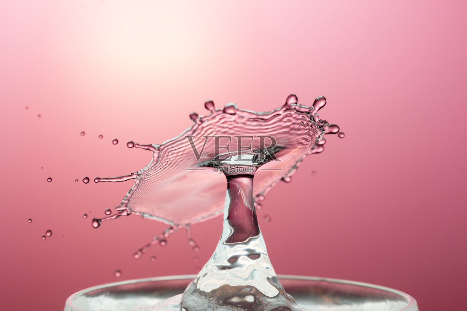 水滴飞溅,水面泛起涟漪照片摄影图片