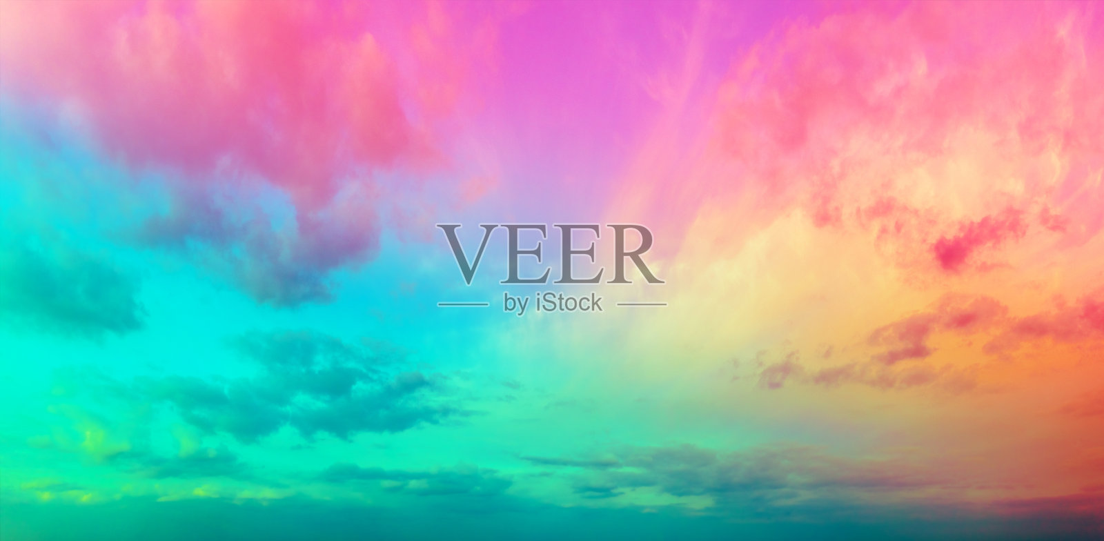 日落时分的彩色多云天空。渐变颜色。天空纹理,抽象的自然背景照片摄影图片