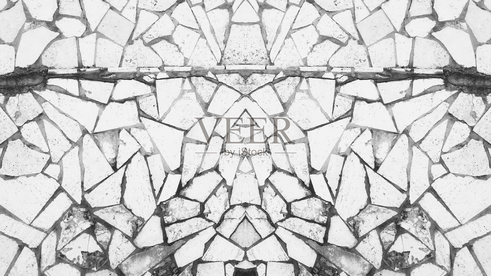 复古铺装瓷砖表面。风化的古代地板。古董灰泥墙。陷入困境的纹理。对称的旗帜。黑白两色照片摄影图片