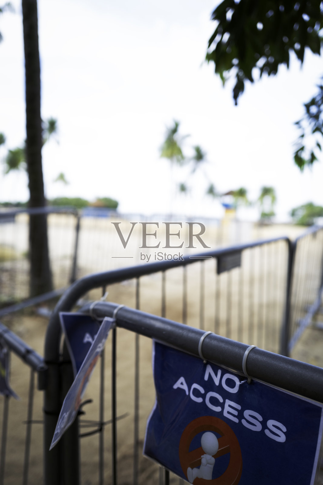 海滩上设置的障碍物照片摄影图片