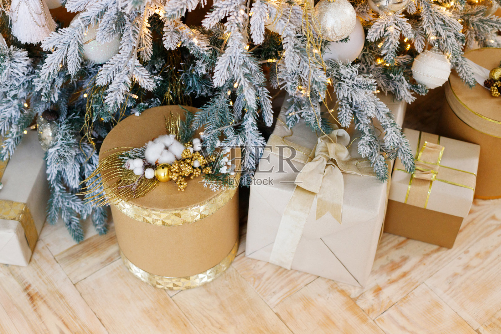 圣诞树下的圣诞礼物在地板上特写照片摄影图片