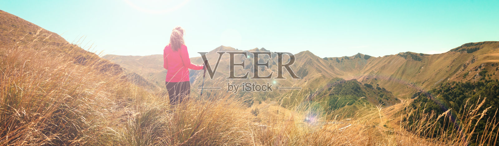 女子徒步旅行背着背包在山上-法国,奥弗涅,普伊德桑西照片摄影图片