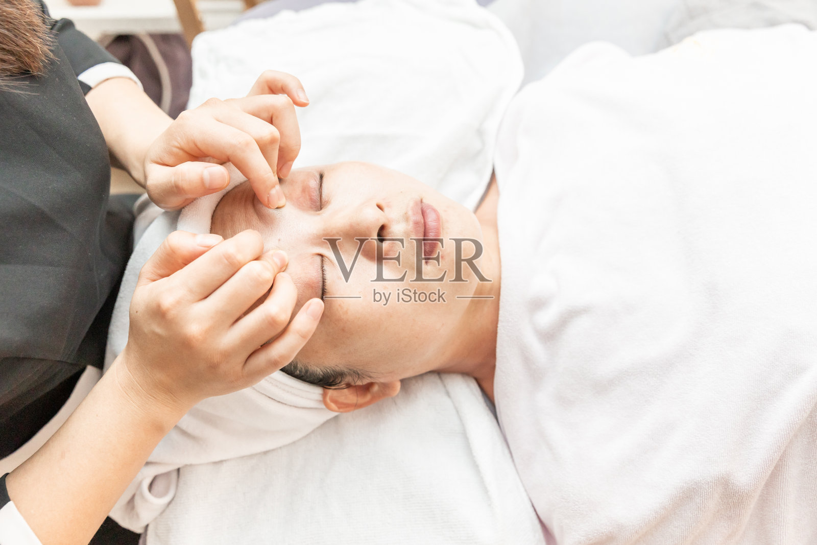 水疗系列:美丽的年轻女子得到面部照片摄影图片