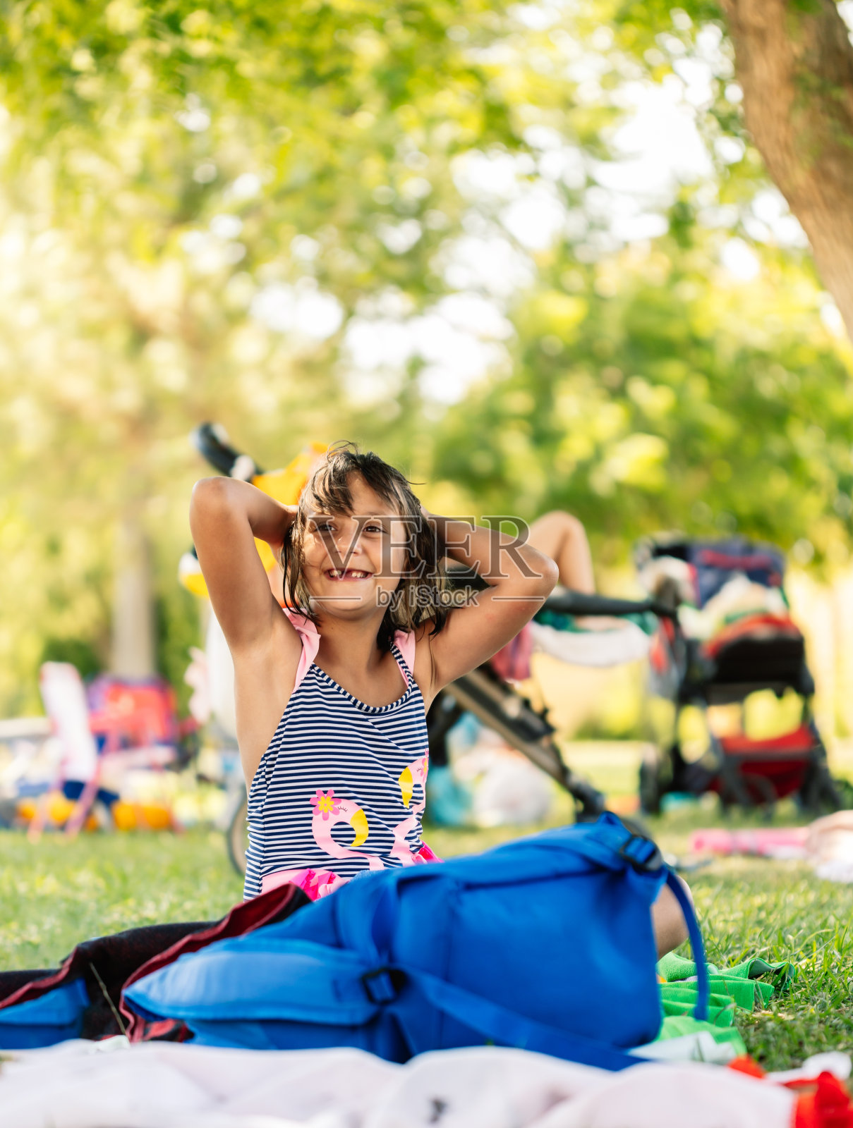 一个白人女孩穿泳装的特写镜头照片摄影图片