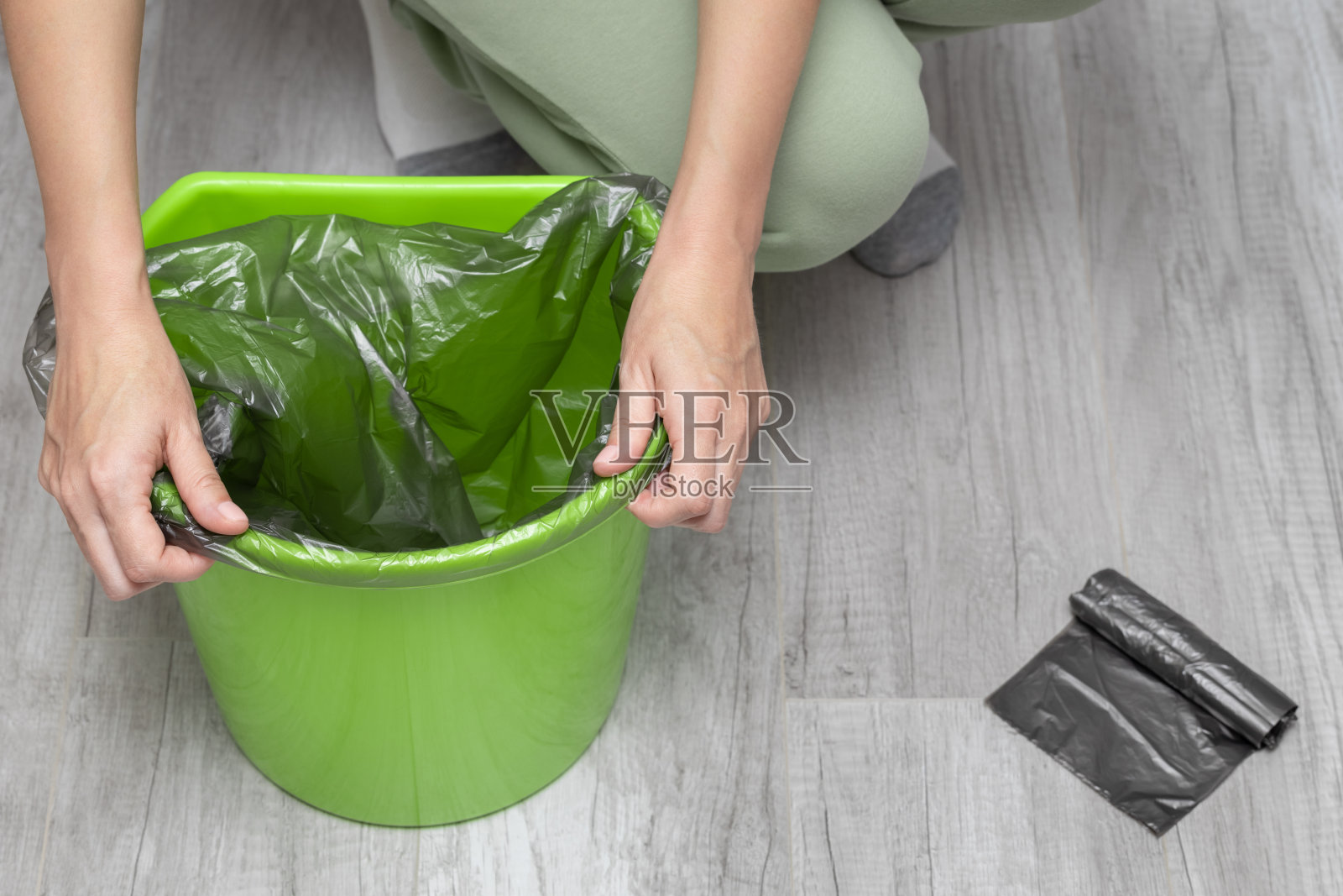 一个男人在桶里换垃圾袋照片摄影图片