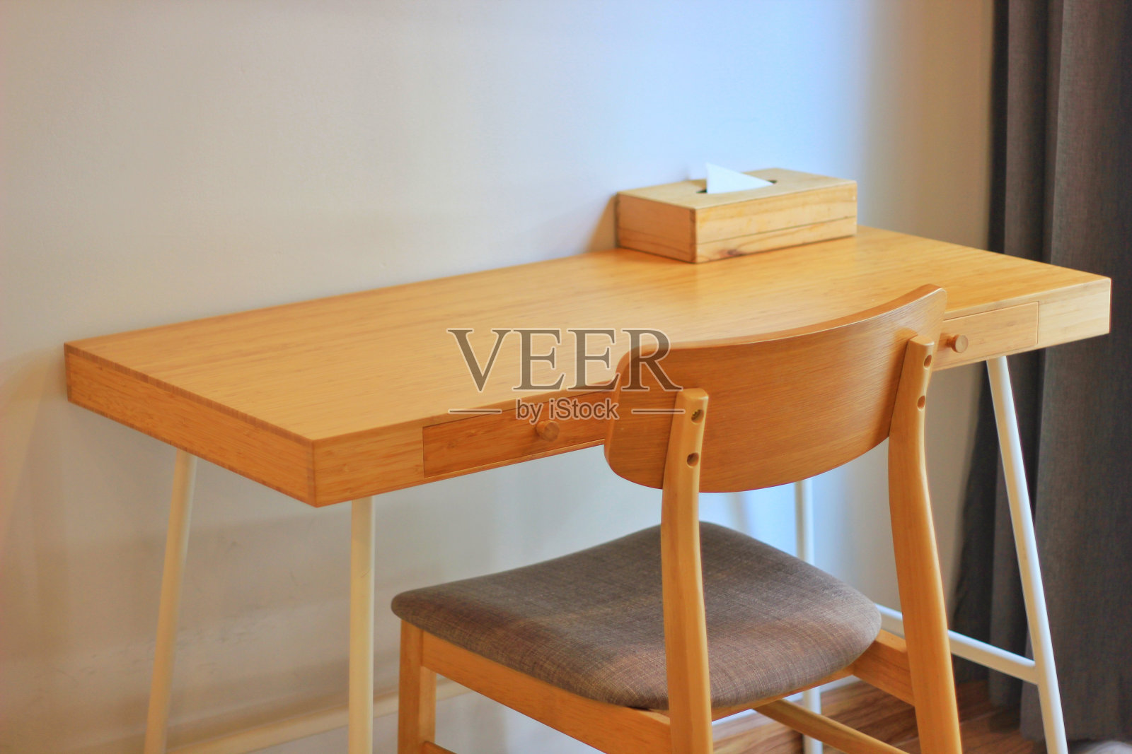 在covid - 19期间,家庭隔离期间,酒店房间设有办公桌照片摄影图片